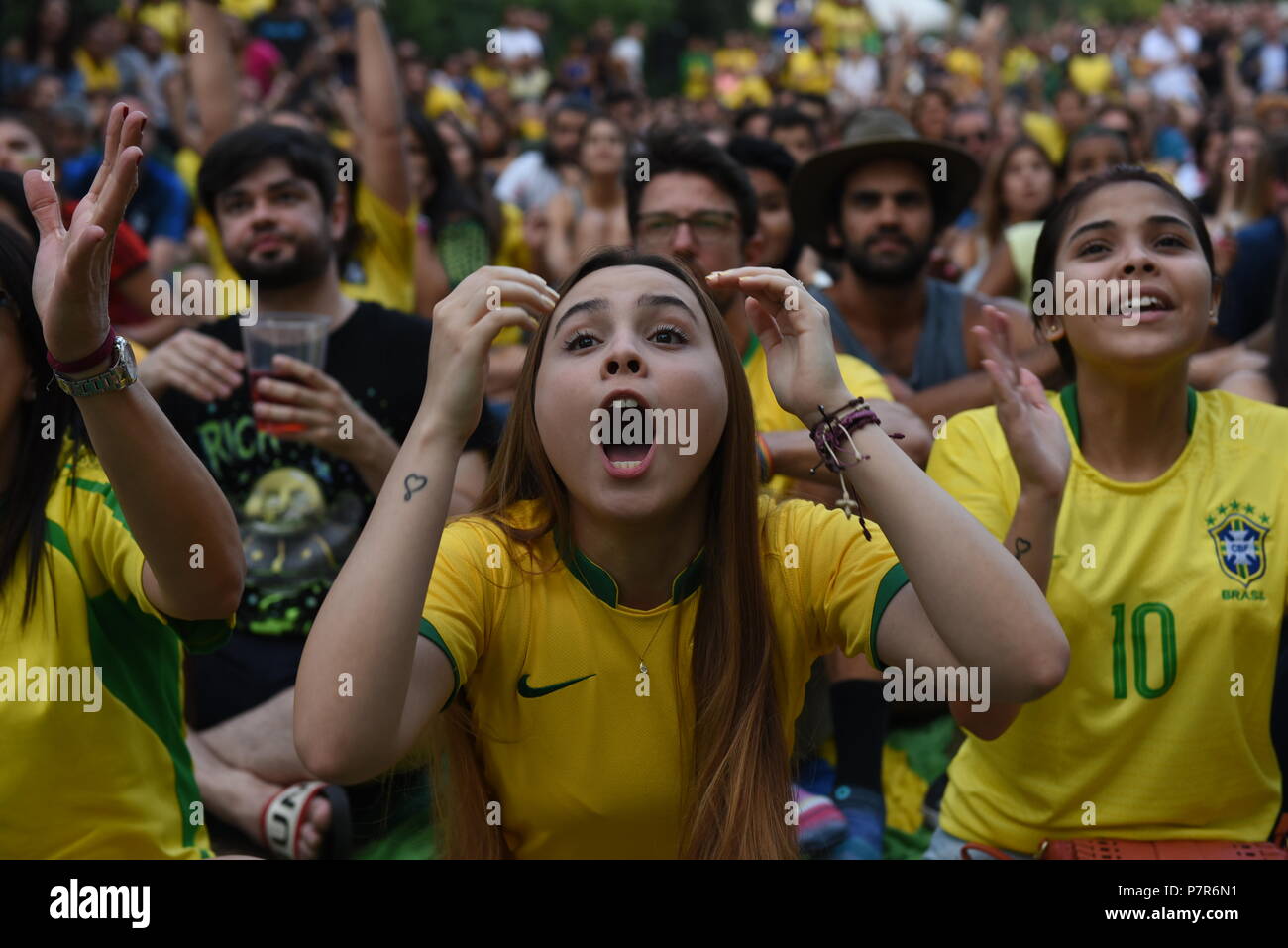 Madrid, Spanien. 06. Juli 2018. Brasilien Fans reagieren, da Sie die FIFA WM Russland Quartal 2018 Finale zwischen Brasilien und Belgien im 'Casa watch Brasil" in Madrid. Credit: Jorge Sanz/Pacific Press/Alamy leben Nachrichten Stockfoto