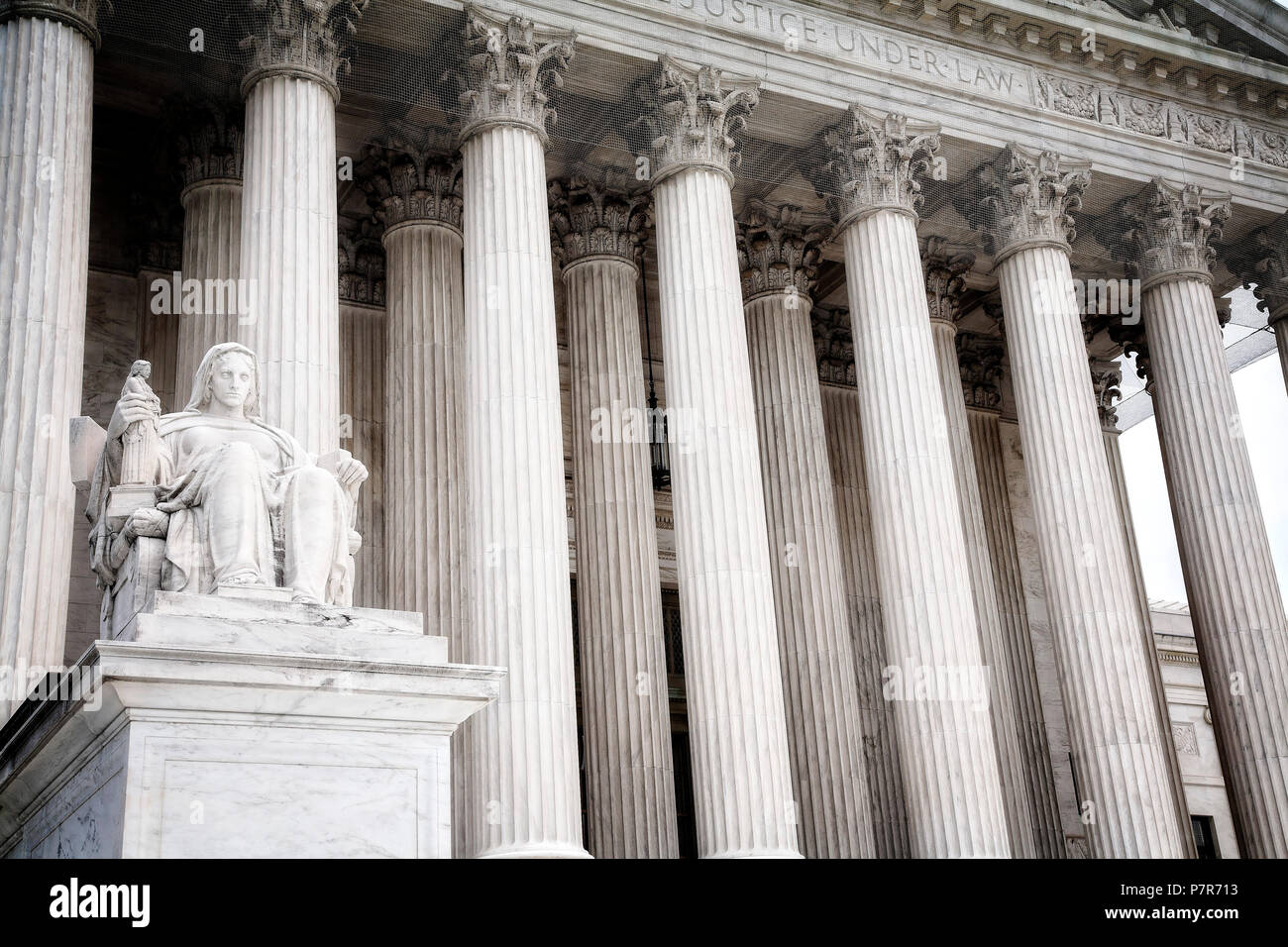 Die Betrachtung der Skulptur von James Earle Fraser am Obersten Gerichtshof Gebäude, Washington, DC. Stockfoto