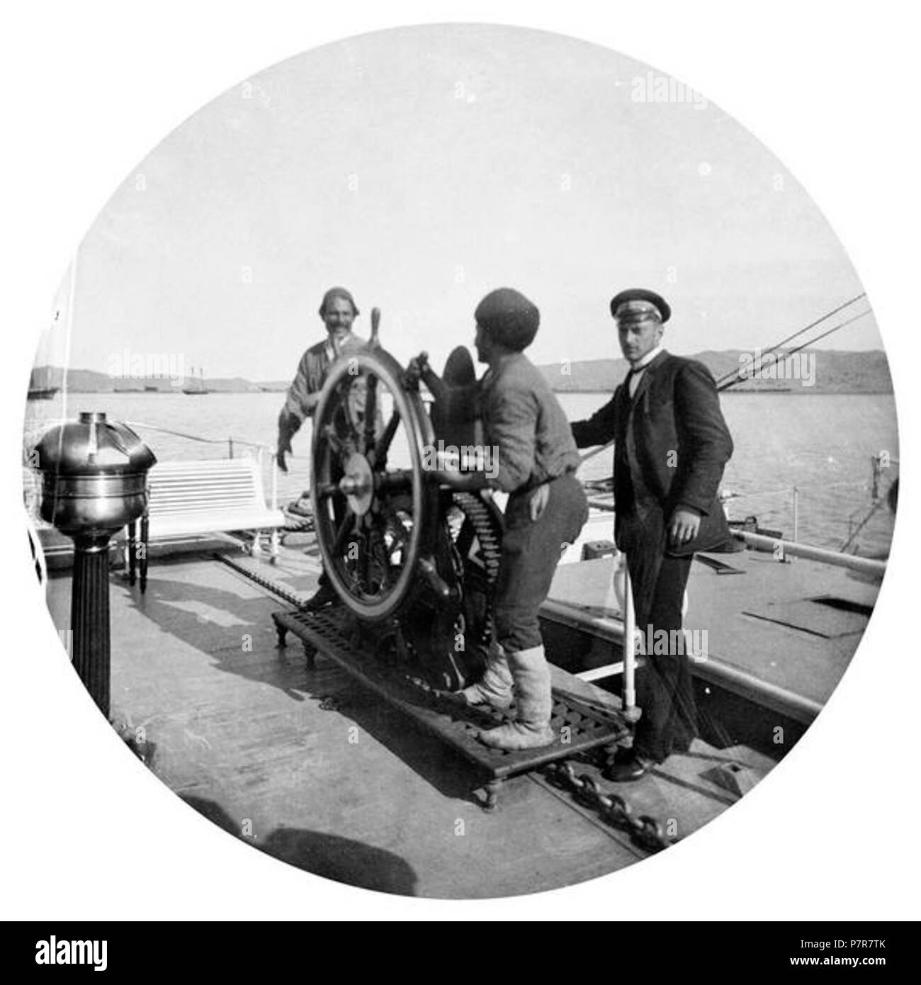 444 Фотопленки Поля Надара (1890). Баку Пароход - Узун - Ада. 8. Рулевой на посту Stockfoto