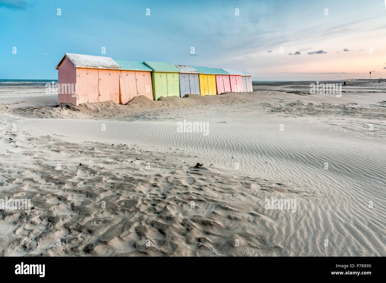 Bunten Badekabinen aufgereiht auf den einsamen Strand von Berck-Plage in den frühen Morgenstunden Stockfoto