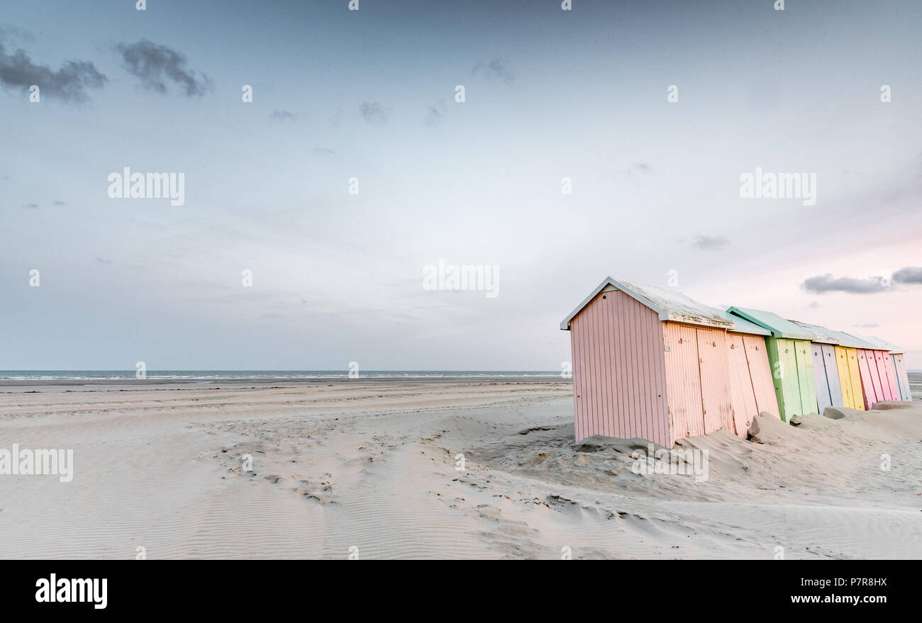 Bunten Badekabinen aufgereiht auf den einsamen Strand von Berck-Plage in den frühen Morgenstunden Stockfoto