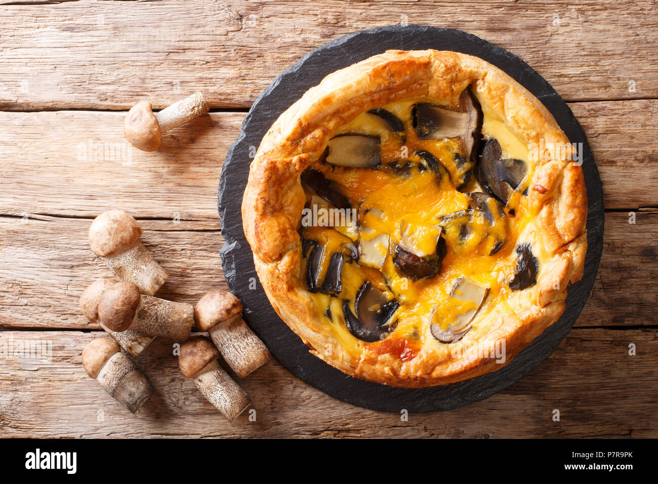 Chicago Stil Pizza mit Waldpilzen, Cheddar Käse, Huhn und Creme close-up auf dem Tisch. horizontal oben Ansicht von oben Stockfoto