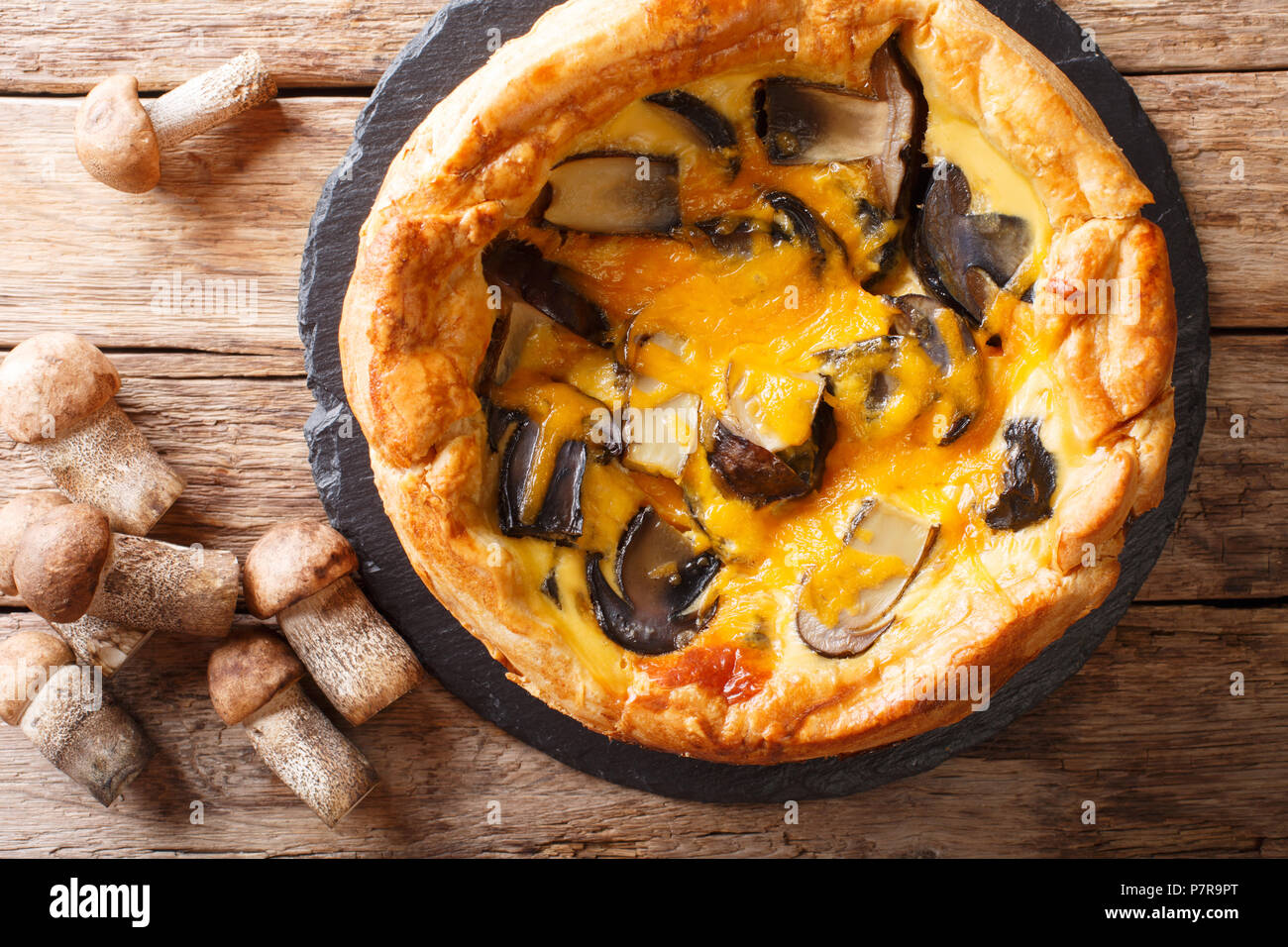 Quiche Pie mit Pilzen, Cheddar Käse, Huhn und Creme close-up auf den Tisch. Horizontal oben Ansicht von oben Stockfoto