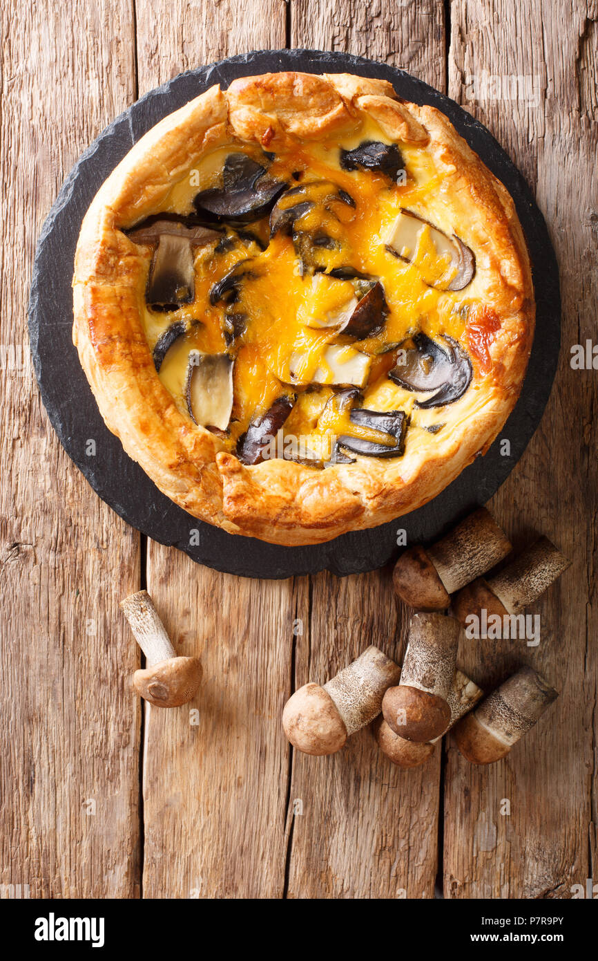 Chicago Stil Pizza mit Waldpilzen, Cheddar Käse, Huhn und Creme close-up auf den Tisch. Vertikal oben Ansicht von oben Stockfoto