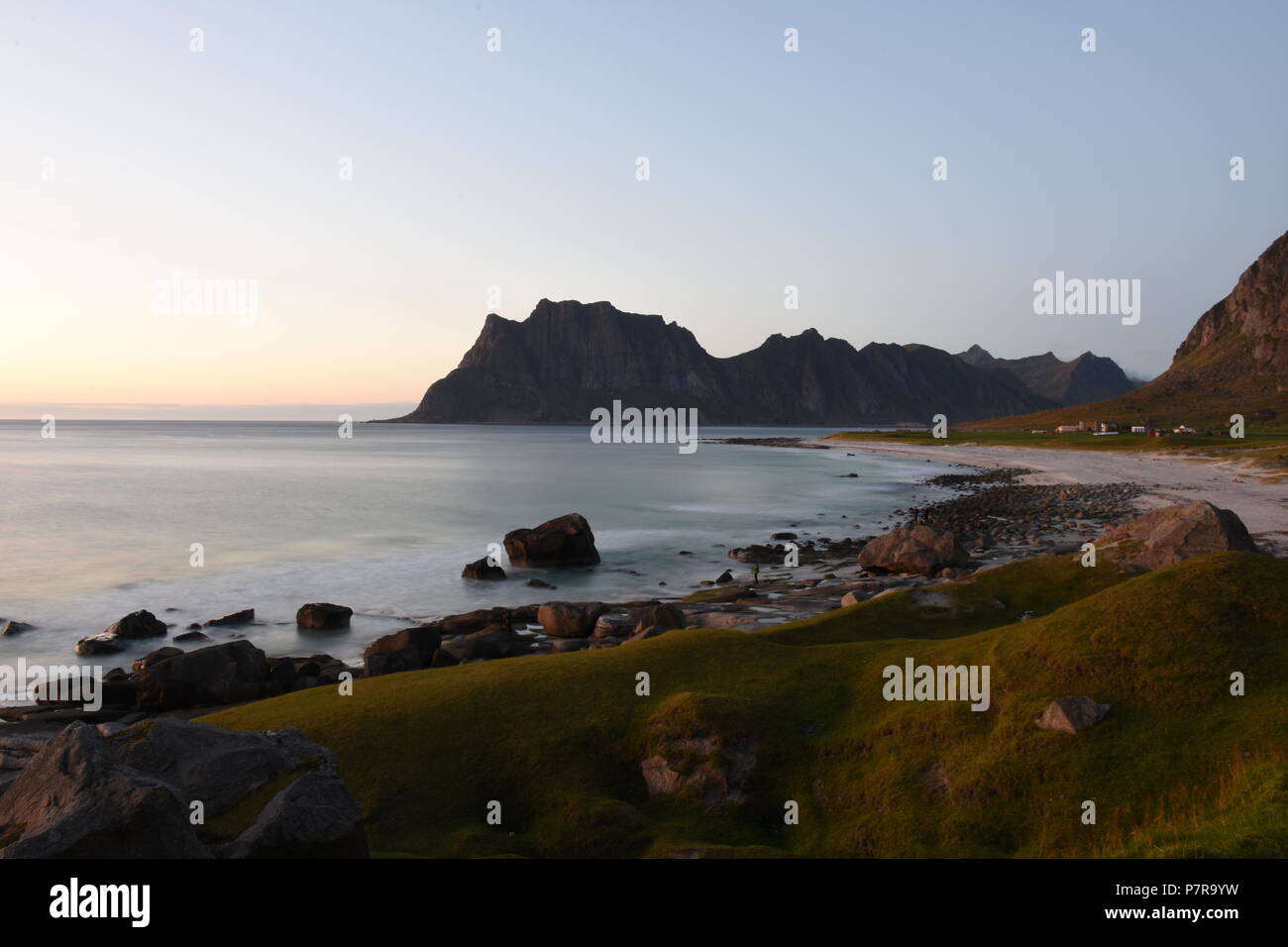 Norwegen, Lofoten, Leknes, Uttakleiv, Küste, Felsküste, Sandbaai, Fontäne, Gischt, Abend, Dämmerung, Nacht, Abenddämmerung, Weg, Strang, dem Strand, ICH Stockfoto