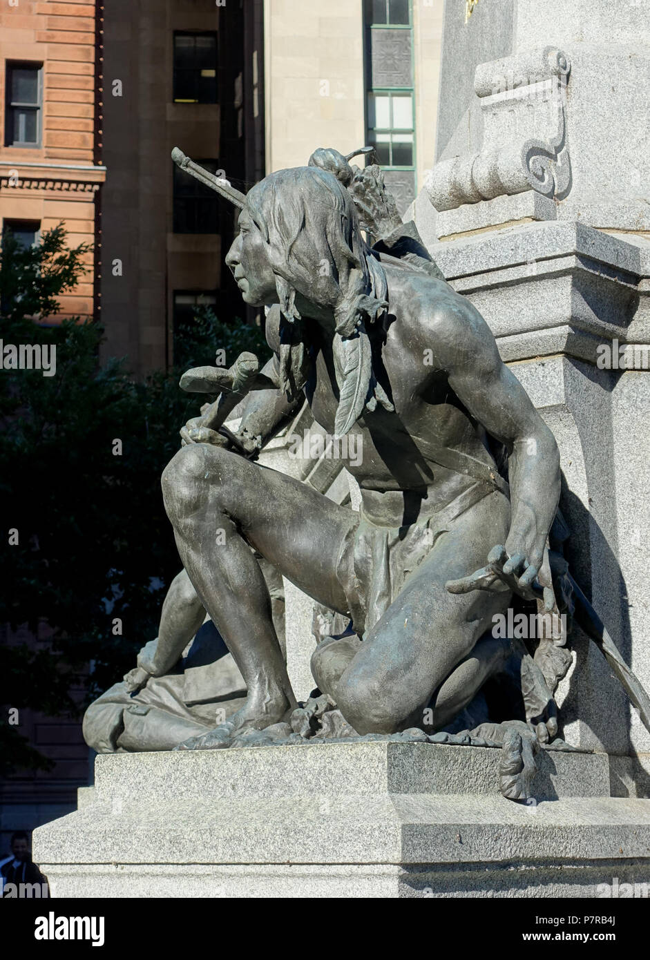 Englisch: Detail der Maisonneuve Denkmal - Montreal, Quebec, Kanada. 25 September 2016, 16:06:49 205 Irokesen - Maisonneuve Denkmal - Montreal, Kanada - DSC 07661 Stockfoto