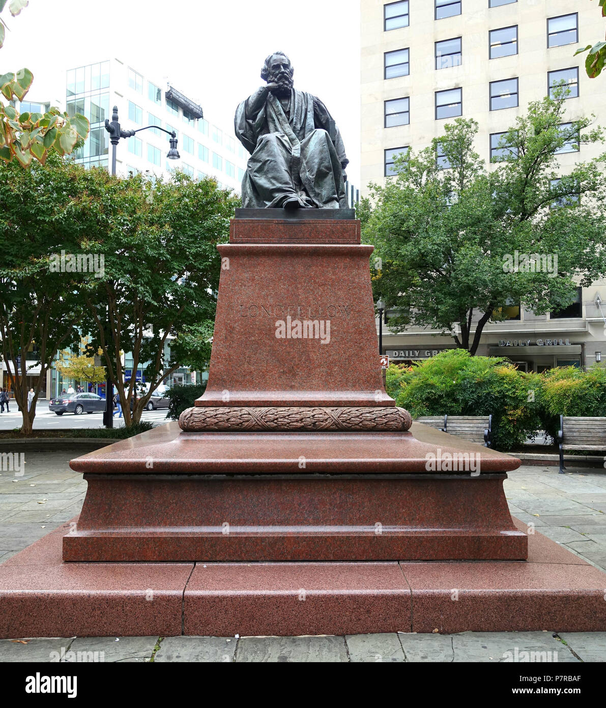 Englisch: Henry Wadsworth Longfellow Memorial - Washington, DC, USA. Vom 6. Oktober 2016, 09:51:34 191 Henry Wadsworth Longfellow Denkmal - Washington, DC - DSC 09767 Stockfoto