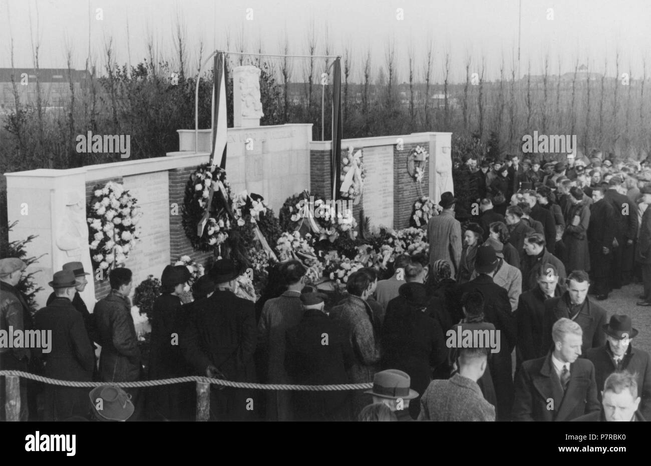 Nederlands: Onthulling van een oorlogsgedenkteken te Delft ter herdenking van de in de meidagen gevallen van 1940 Nederlandse Soldaten. 21. Dezember 1940. 21. Dezember 1940 277 MonumentDelft 1940 Stockfoto