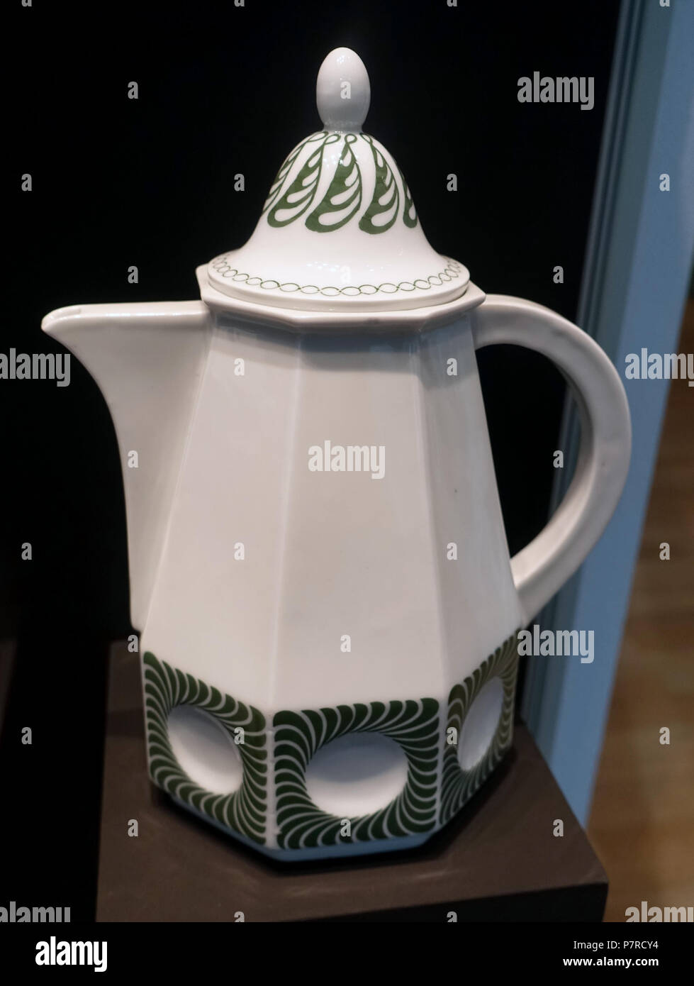 93 Kaffee und Tee 'Weimarer' von Albin Müller, 5 von 5, C. 1908, Porzellan, grün Unterglasur - Museum Künstlerkolonie Mathildenhöhe Darmstadt - Darmstadt - DSC 06162 Stockfoto