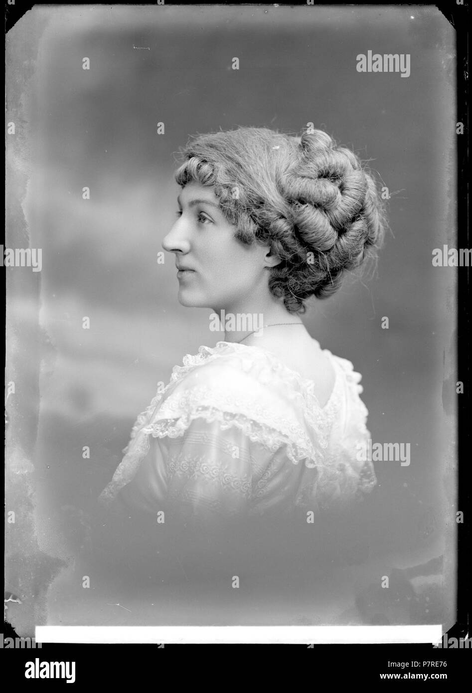 Gurli Fäldt, odaterat porträtt. Glasnegativ 178 Gurli Fäldt, porträtt - SMV-GF059 Stockfoto