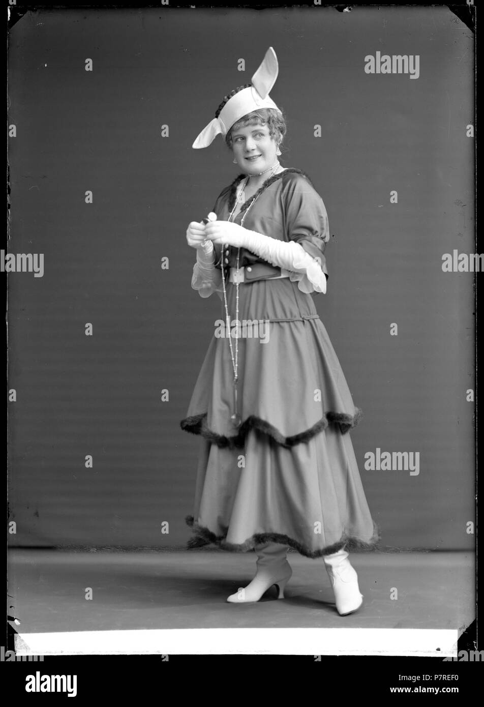 . Maud Keyser in Madame Szibill an Oscarsteatern 1915. Englisch: Maud Keyser als Sarah in Madame Szibill an Oscarsteatern 1915. Gescannte Glas negativ. Svenska: Maud Keyser som Sarah ich Madame Oscarsteatern Szibill, 1915. Skannat glasnegativ. 1915 262 Maud Keyser in Madame Szibill an Oscarsteatern 1915 - SMV-GK015 Stockfoto