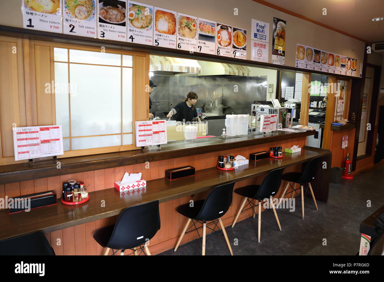 Hakuba, Japan MAI 2018: freundliche Atmosphäre am lokalen Ramen Restaurant. Stockfoto