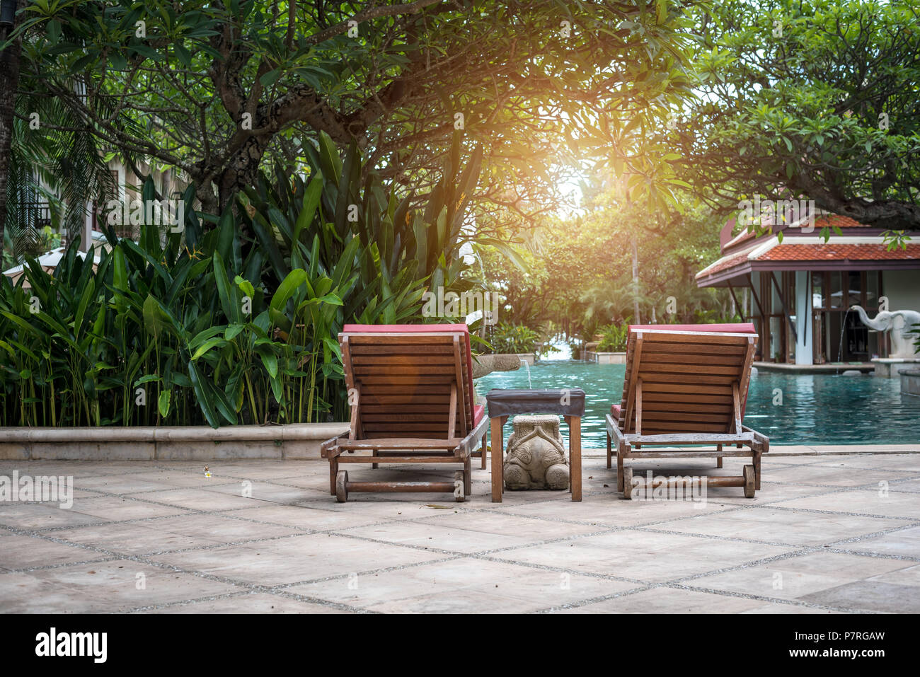 Schone Liege Stuhl In Der Nahe Des Pools Urlaub Und Entspannung Lebensstile Und Interior Design Fruhling Und Sommer Thema Orange Sunligh Stockfotografie Alamy