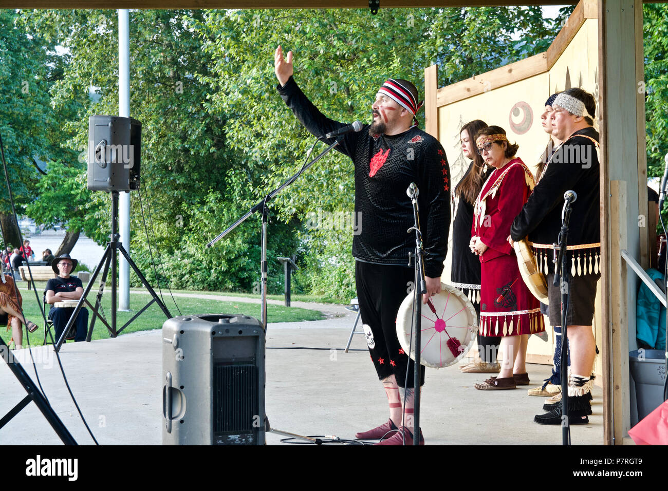 Aboriginal Sprecher männlich präsentiert die gestern / heute traditionelle Werte ihrer Vorfahren, Rocky Point Pier, Nationalen Indigenen Völker Tag, 2018 Stockfoto