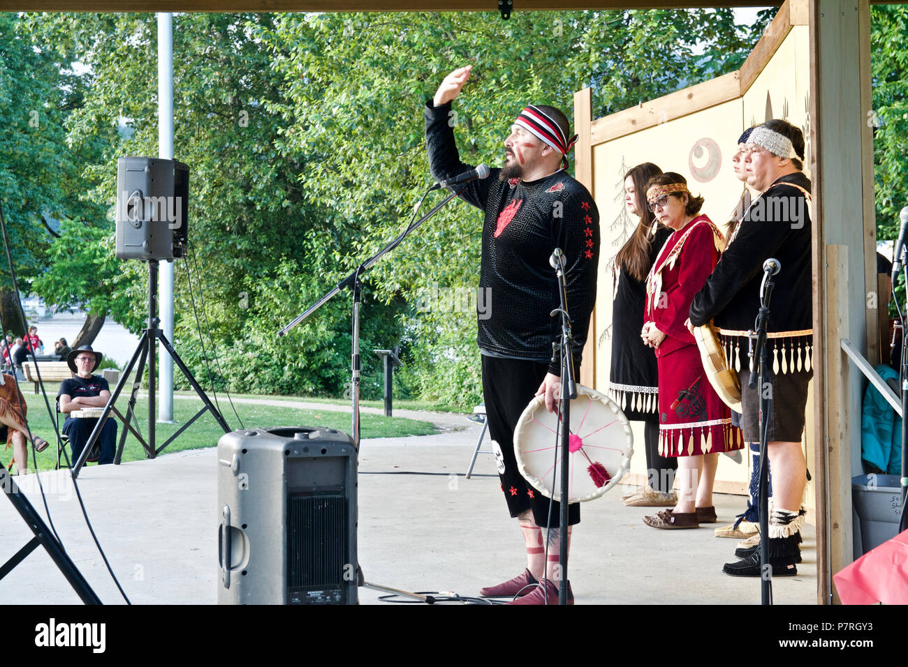 Aboriginal Sprecher männlich präsentiert die gestern / heute traditionelle Werte ihrer Vorfahren, Rocky Point Pier, Nationalen Indigenen Völker Tag, 2018 Stockfoto