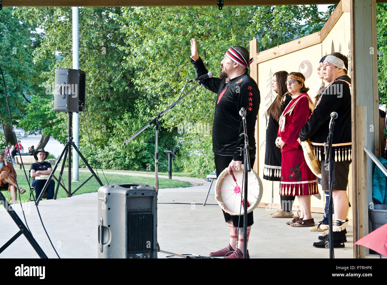 Aboriginal Sprecher männlich präsentiert die gestern / heute traditionelle Werte ihrer Vorfahren, Rocky Point Pier, Nationalen Indigenen Völker Tag, 2018 Stockfoto