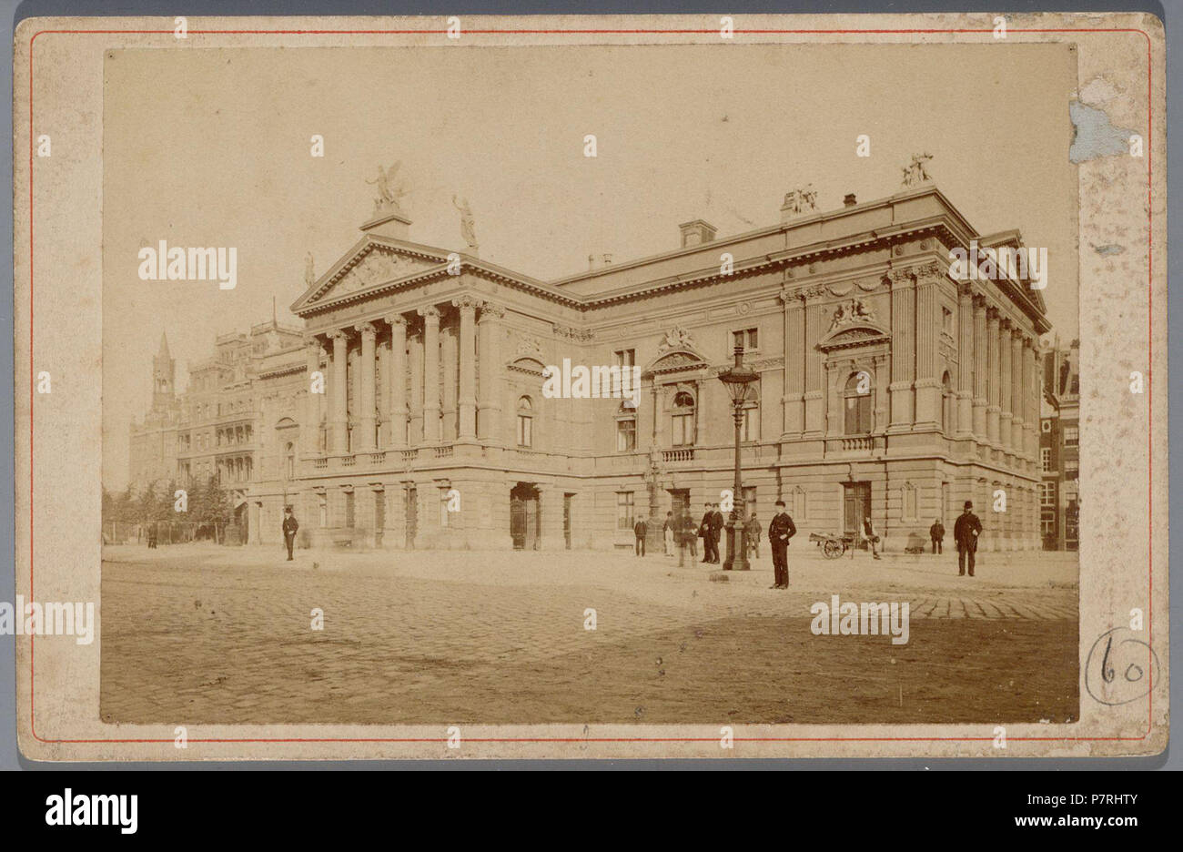 Beschreibung De voormalige Stadsschouwburg op het Leidseplein, afgebrand in de Nacht van 19 op 20 Februar 1890 Documenttype foto Vervaardiger Reynet de la Rue, P.H.J. Collectie Collectie Stadsarchief Amsterdam: kabinetfoto Datering's 1888 t/m 1890 Geografische naam Leidseplein Inventarissen Http://archief.amsterdam/archief/10005/1752 Afbeeldingsbestand 010005001752 erzeugt mit Dememorixer. 1888 t/m 1890 129 De voormalige Stadsschouwburg op het Leidseplein, afgebrand in de Nacht van 19 op 20. Februar 1890 Stockfoto