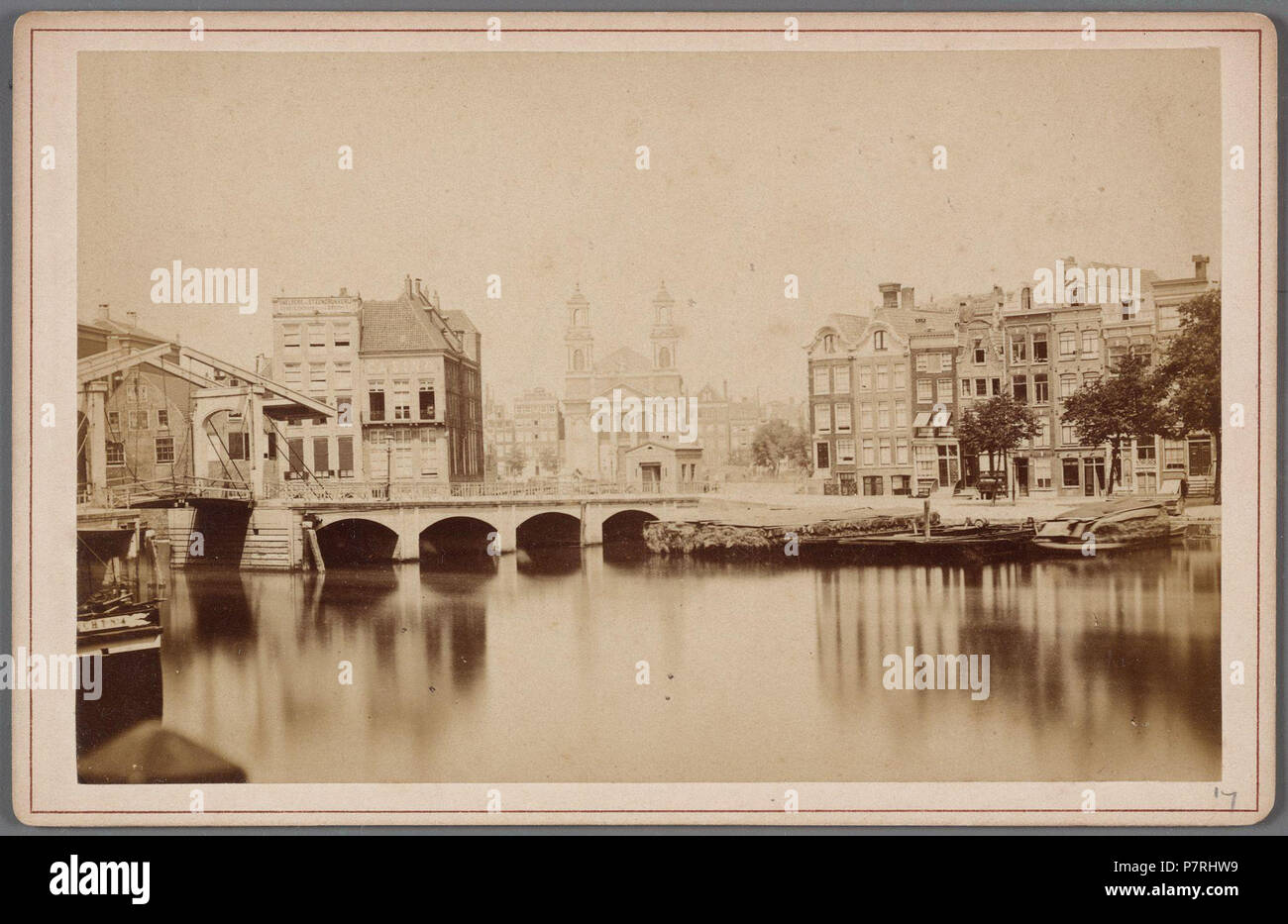 Beschreibung De Amstel gezien naar het Waterlooplein en de Mozes-en Aäronkerk Links op de voorgrond de houten Blauwbrug daarachter de achtergevels van Zwanenburgerstraat 22-28 Met. Dsub Amstel 31-45. Documenttype foto Vervaardiger Reynet de la Rue, P.H.J. Collectie Collectie Stadsarchief Amsterdam: kabinetfoto Datering's 1873 t/m 1879 Geografische naam Amstel Inventarissen Http://archief.amsterdam/archief/10005/475 Afbeeldingsbestand 010005000475 103 De Amstel gezien naar het Waterlooplein en de Mozes-en Aäronkerk Stockfoto