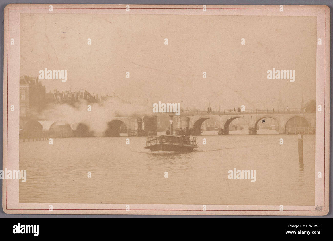 Beschreibung De Amstel gezien naar de Hogesluis, vóór de verbouwing van 1883 ten behoeve van de trambaan Documenttype foto Vervaardiger Reynet de la Rue, P.H.J. Collectie Collectie Stadsarchief Amsterdam: kabinetfoto Datering's 1867 t/m 1883 Geografische naam Amstel Inventarissen Http://archief.amsterdam/archief/10005/1017 Afbeeldingsbestand 010005001017 103 De Amstel gezien naar de Hogesluis, vóór de verbouwing van 10 1883 behoeve van de trambaan Stockfoto