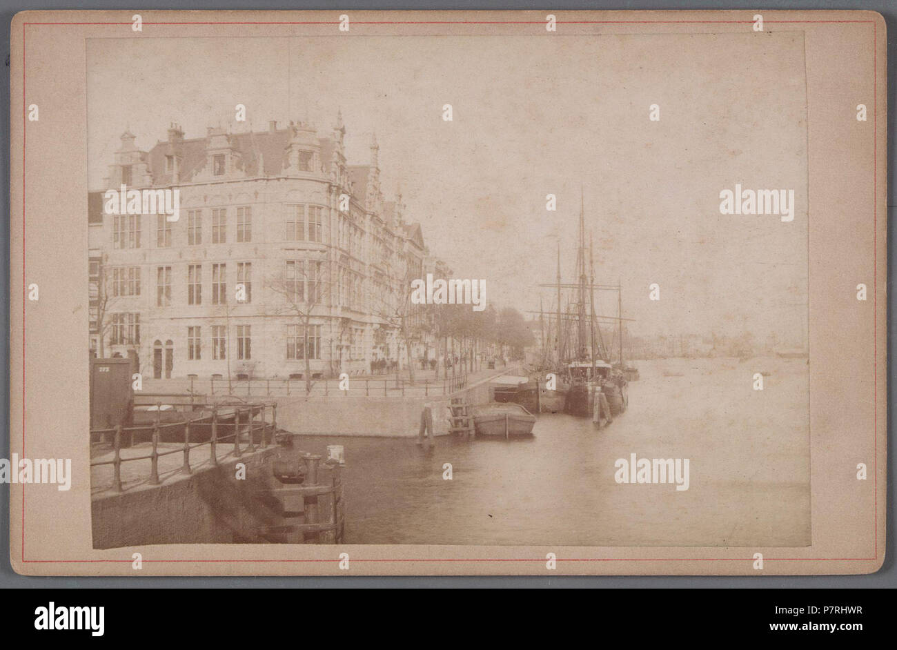 Beschreibung De IJgracht (Prins Hendrikkade) bij de Schippersgracht Gezien in Richting westelijke met Op De Hoek de Kweekschool voor de gereedgekomen Zeevaart, im Jahr 1880. De Sint Nicolaaskerk (1887) ist nog nicht gebouwd. Documenttype foto Vervaardiger Reynet de la Rue, P.H.J. Collectie Collectie Stadsarchief Amsterdam: kabinetfoto Datering's 1880 t/m 1887 Geografische naam Prins Hendrikkade IJgracht Inventarissen Http://archief.amsterdam/archief/10005/600 Afbeeldingsbestand 010005000600 erzeugt mit Dememorixer. 1880 t/m 1887 127 De IJgracht (Prins Hendrikkade) bij de Schippersgracht Stockfoto