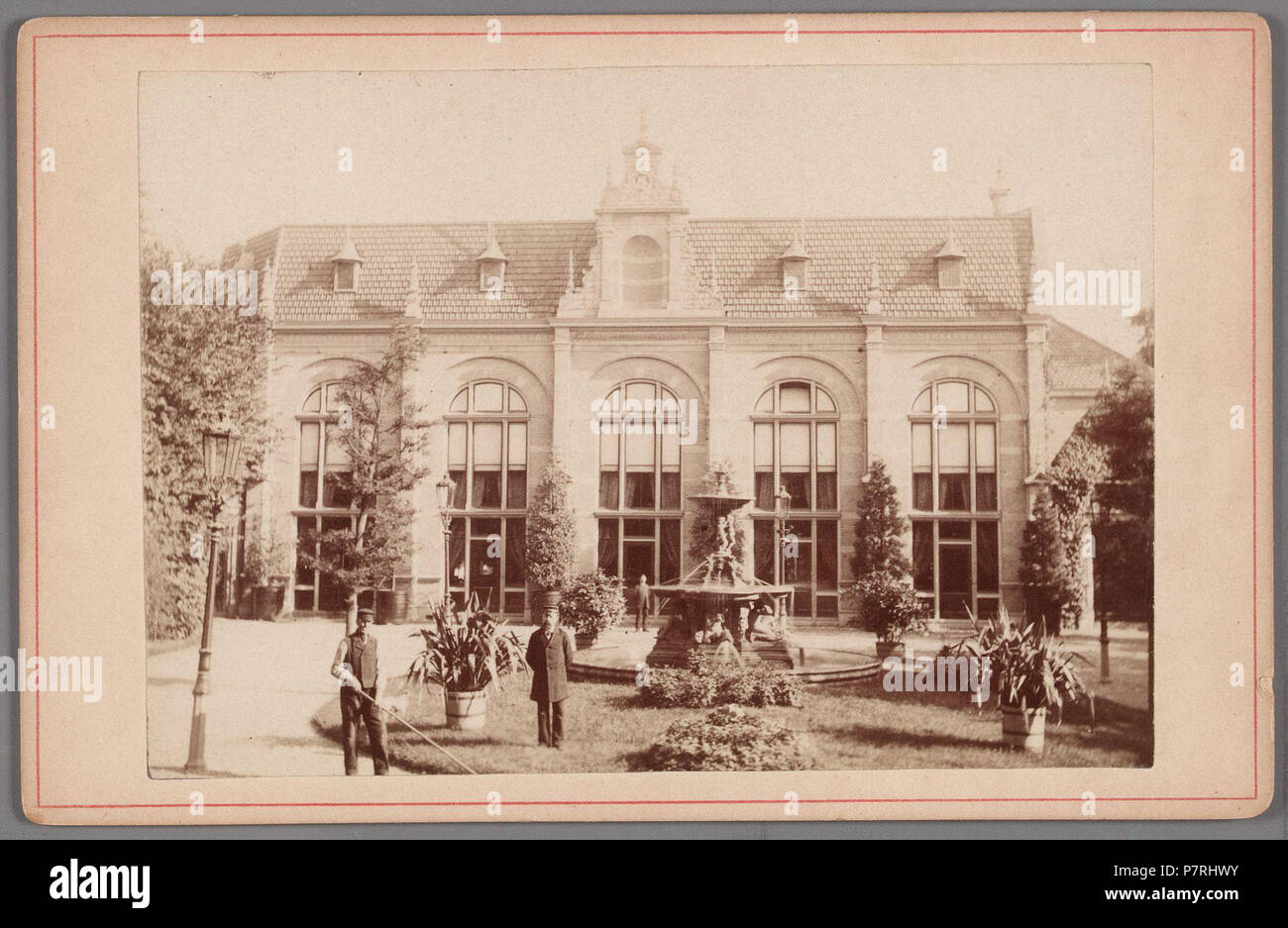 Beschreibung De concertzaal van Vereniging Natura et Amicitia in de Tuin van Sociëteit De Hereeniging aan de Vondelstraat, afgebroken 1890 Documenttype foto Vervaardiger Reynet de la Rue, P.H.J. Collectie Collectie Stadsarchief Amsterdam: kabinetfoto Datering's 1883 t/m 1890 Geografische naam Vondelstraat Inventarissen Http://archief.amsterdam/archief/10005/907 Afbeeldingsbestand 010005000907 119 De concertzaal van Vereniging Natura et Amicitia in de Tuin van Sociëteit De Hereeniging aan de Vondelstraat, afgebroken 1890 Stockfoto