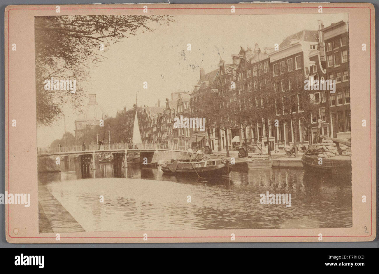 Beschreibung Singel Gezien in noordelijke Richting naar de Lijnbaansbrug, gebouwd in 1883, en de Ronde Lutherse Kerk. Dsub boven de Huizen de onafgebouwde torenstomp van de Dominicuskerk in de Spuistraat. Documenttype foto Vervaardiger Reynet de la Rue, P.H.J. Collectie Collectie Stadsarchief Amsterdam: kabinetfoto Datering's 1886 t/m 1898 Geografische naam Singel Inventarissen Http://archief.amsterdam/archief/10005/65 Afbeeldingsbestand 010005000065 erzeugt mit Dememorixer. 1886 t/m 1898 347 Singel gezien in noordelijke Richting naar de Lijnbaansbrug, gebouwd in 1883 Stockfoto