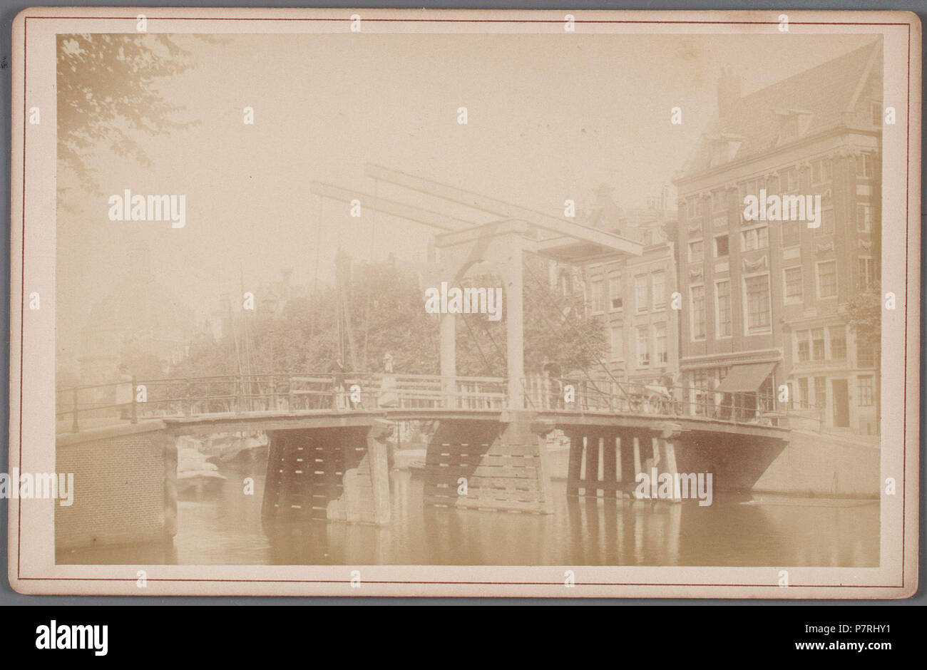 Beschreibung De Lijnbaansbrug über het Singel voor de Lijnbaanssteeg, voor de vernieuwing 1883 Documenttype foto Vervaardiger Reynet de la Rue, P.H.J. Collectie Collectie Stadsarchief Amsterdam: kabinetfoto Datering's 1867 t/m 1883 Geografische naam Singel Inventarissen Http://archief.amsterdam/archief/10005/68 Afbeeldingsbestand 010005000068 erzeugt mit Dememorixer. 1867 t/m 1883 127 De Lijnbaansbrug über het Singel voor de Lijnbaanssteeg, voor de vernieuwing im Jahr 1883 Stockfoto