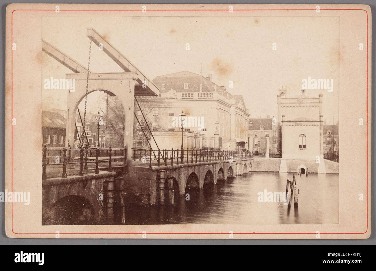 Beschreibung De houten Stadsschouwburg ('Houten Kast') op het Leidseplein en de Leidsche Barrière gezien vanaf de Buitensingel (singelgracht) Met links De Brug de Singelgracht Documenttype foto Vervaardiger Reynet de la Rue, P.H.J. Collectie Collectie Stadsarchief Amsterdam: kabinetfoto Datering's 1867 t/m 1872 Geografische naam Singelgracht Leidseplein Inventarissen Http://archief.amsterdam/archief/10005/794 Afbeeldingsbestand 010005000794 127 De houten Stadsschouwburg ('Houten Kast') op het Leidseplein en de Leidsche Barrière gezien vanaf de Buitensin Stockfoto