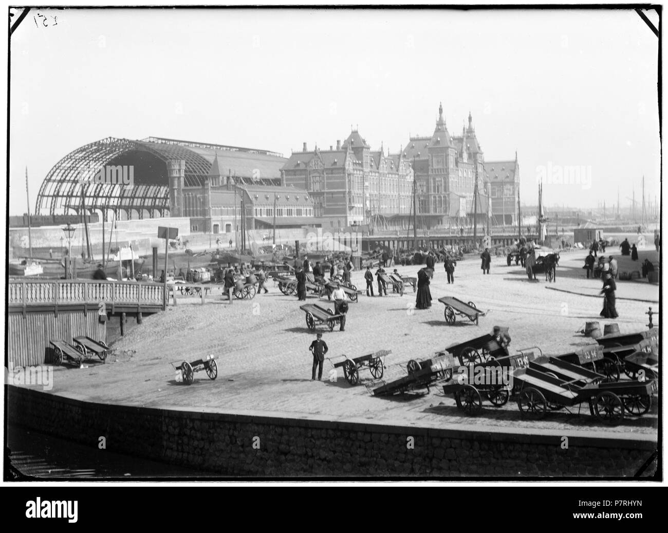 Beschreibung Centraal Station gezien vanuit zuidwestelijke Richting vanaf de Prins Hendrikkade tijdens de werkzaamheden aan de Oorspronkelijke overkapping kabinetfoto uitgegeven door P.J.H. Reynet de la Rue. Documenttype foto Vervaardiger Reynet de la Rue, P.H.J. Collectie Collectie Kunsthandel Gebr. Douwes: glasnegatieven Datering 1889 Ca. Geografische naam Stationsplein Prins Hendrikkade Gebouw Centraal Station Inventarissen Http://stadsarchief.amsterdam.nl/archief/30413/41 Afbeeldingsbestand B 00000031249 Generiert mit Dememorixer. ca. 1889 63 Centraal Station gezien vanuit zui Stockfoto