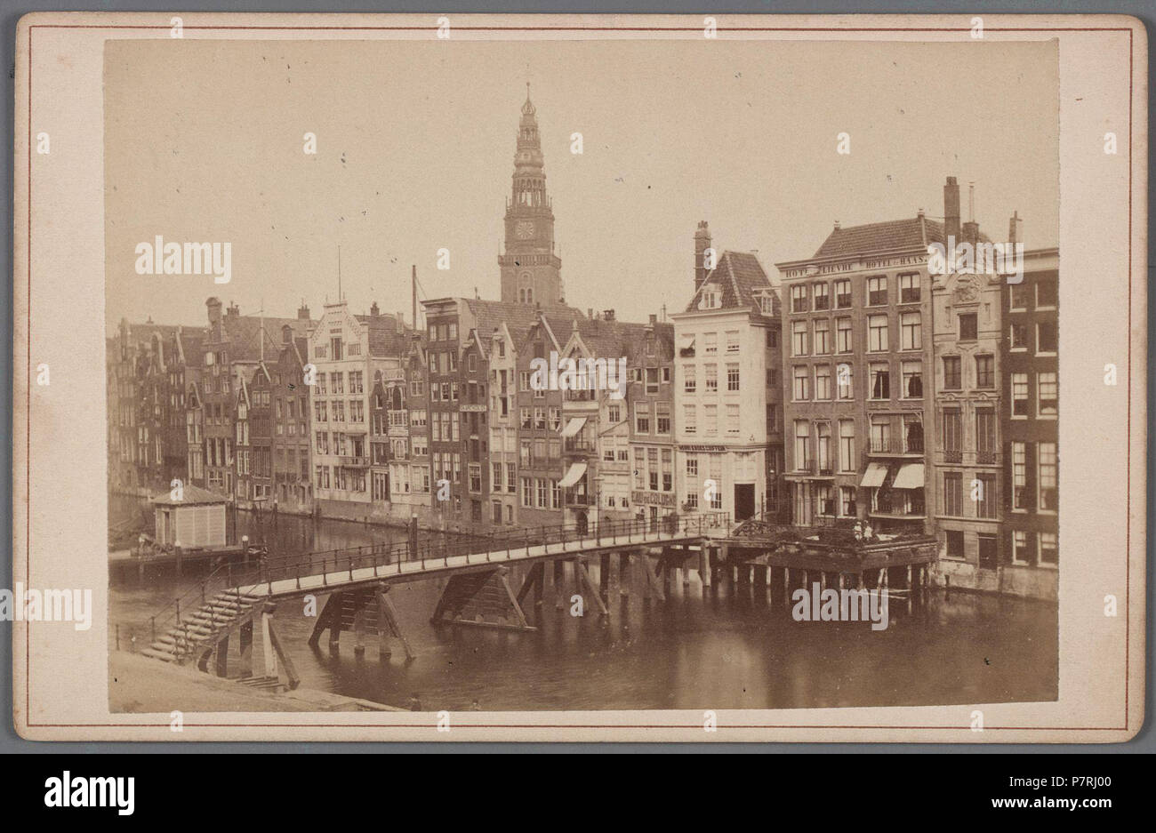 Beschreibung De oostzijde van het Damrak gezien in noordelijke Richting vanaf de Papenbrug Rechts van het Midden de achtergevel van het Bibel Hotel Na De Eerste uitbreiding. Documenttype foto Vervaardiger Reynet de la Rue, P.H.J. Rooswinkel, A.T. Collectie Collectie Stadsarchief Amsterdam: kabinetfoto Datering's 1873 t/m 1883 Geografische naam Damrak Inventarissen Http://archief.amsterdam/archief/10005/1396 Afbeeldingsbestand 010005001396 erzeugt mit Dememorixer. 1873 t/m 1883 128 De oostzijde van het Damrak gezien in noordelijke Richting vanaf de Papenbrug Stockfoto