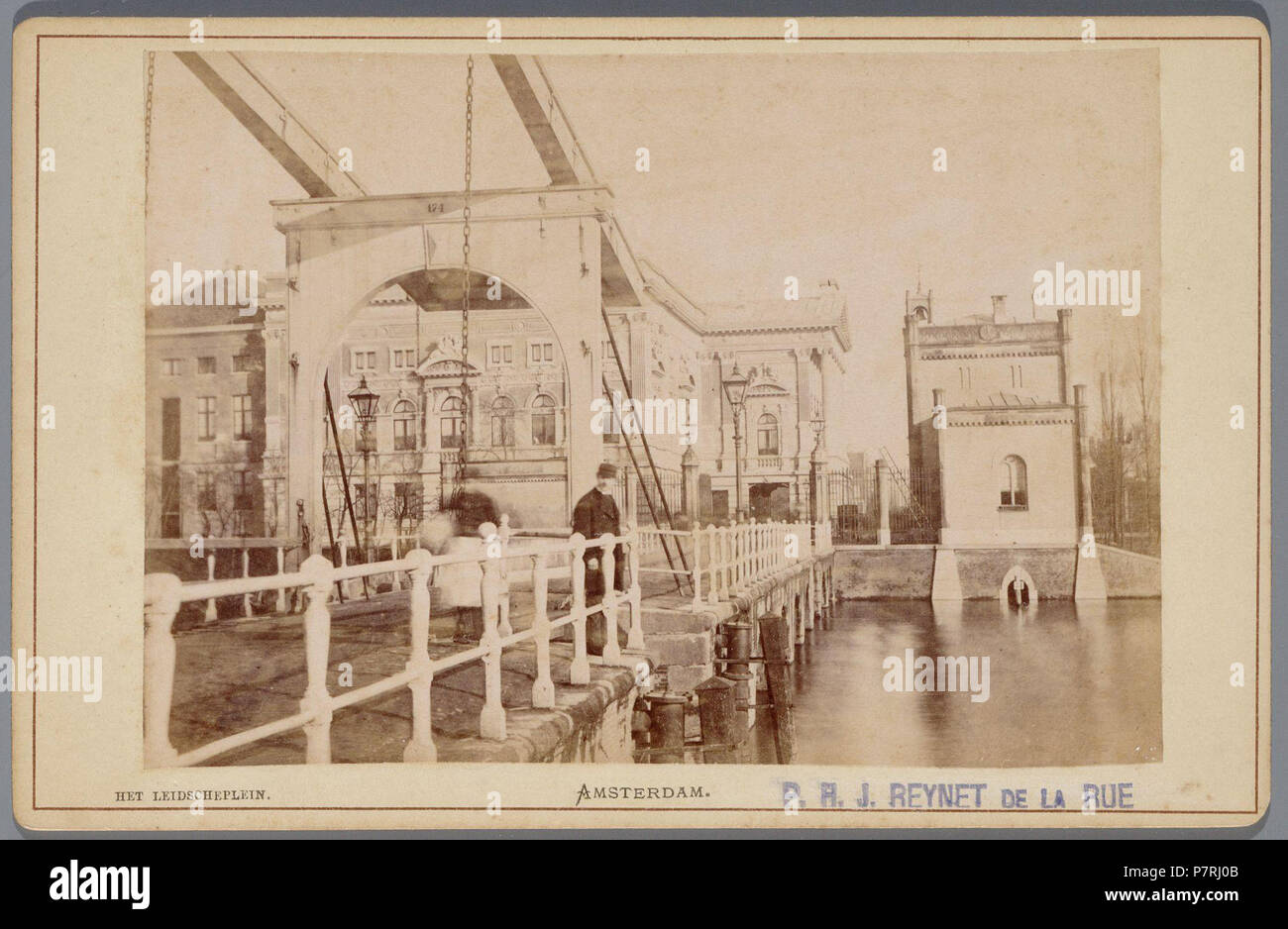 Beschreibung De 1874 verbouwde Stadsschouwburg op het Leidseplein en de Leidsche Barrière gezien vanaf de Buitensingel (singelgracht) Met links De Brug de Singelgracht Documenttype foto Vervaardiger Reynet de la Rue, P.H.J. Collectie Collectie Stadsarchief Amsterdam: kabinetfoto Datering's 1874 t/m 1881 Geografische naam Leidseplein Inventarissen Http://archief.amsterdam/archief/10005/1728 Afbeeldingsbestand 010005001728 127 De 1874 verbouwde Stadsschouwburg op het Leidseplein en de Leidsche Barrière gezien vanaf de Buitensingel (singelgracht) Stockfoto