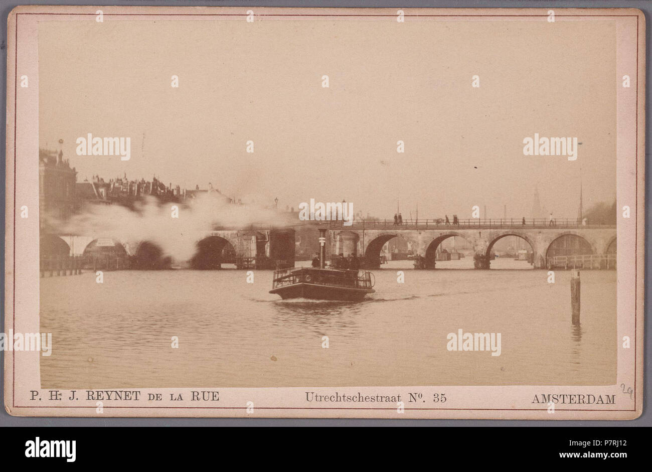 Beschreibung De Amstel gezien naar de Hogesluis, vóór de verbouwing van 1883 ten behoeve van de trambaan Documenttype foto Vervaardiger Reynet de la Rue, P.H.J. Collectie Collectie Stadsarchief Amsterdam: kabinetfoto Datering's 1867 t/m 1883 Geografische naam Amstel Inventarissen Http://archief.amsterdam/archief/10005/1024 Afbeeldingsbestand 010005001024 103 De Amstel gezien naar de Hogesluis, vóór de verbouwing van 1883 ten behoeve van de trambaan-002 Stockfoto