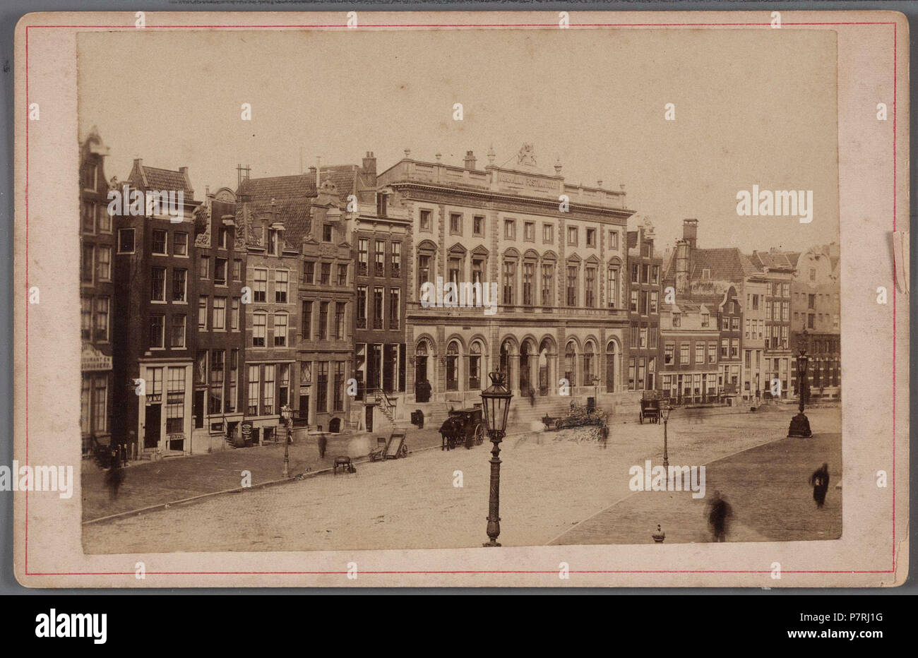 Beschreibung Nieuwezijds Voorburgwal 178-206 (v. r. n. l.) Gezicht op Het Oude Postkantoor, na de demping van de Gracht. Links de ingang van de Huiszittensteeg. Documenttype foto Vervaardiger Reynet de la Rue, P.H.J. Collectie Collectie Stadsarchief Amsterdam: kabinetfoto Datering's 1884 t/m 1887 Geografische naam Nieuwezijds Voorburgwal Inventarissen Http://archief.amsterdam/archief/10005/85 Afbeeldingsbestand 010005000085 erzeugt mit Dememorixer. 1884 t/m 1887 287 Nieuwezijds Voorburgwal 178-206 (vrnl) Stockfoto
