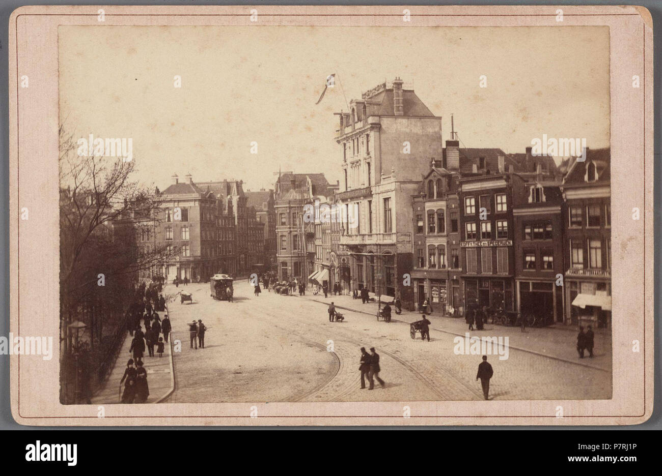 Beschreibung Rembrandtplein gezien naar de ingang van de Reguliersbreestraat. Dsub de Genaue 1-23, met op Nummer 11 Café Royale Documenttype foto Vervaardiger Reynet de la Rue, P.H.J. Collectie Collectie Stadsarchief Amsterdam: kabinetfoto Datering's 1873 t/m 1883 Geografische naam Rembrandtplein Inventarissen Http://archief.amsterdam/archief/10005/428 Afbeeldingsbestand 010005000428 330 Rembrandtplein gezien naar de ingang van de Reguliersbreestraat Dsub de Genaue 1-23, met op Nummer 11 Café Royale Stockfoto