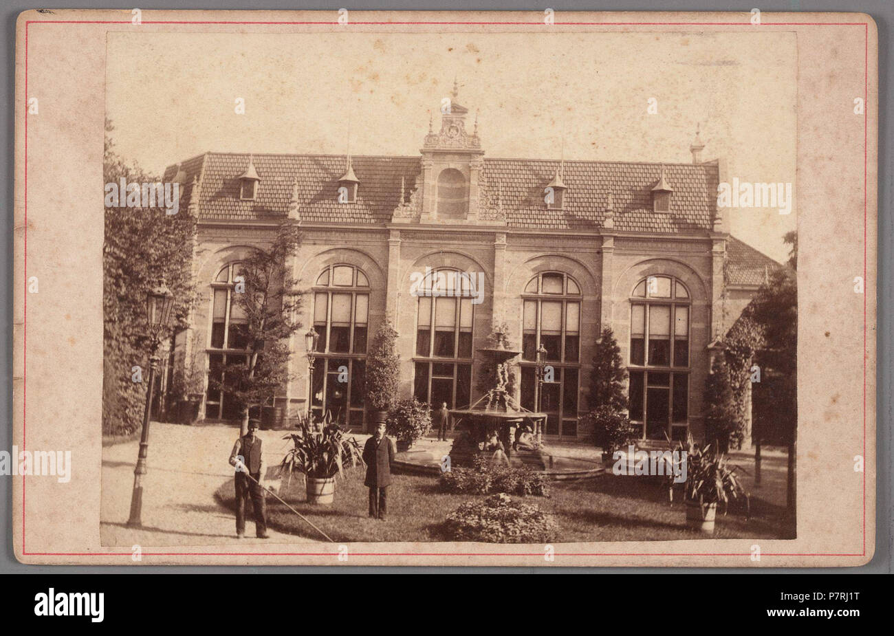 Beschreibung De concertzaal van Vereniging Natura et Amicitia in de Tuin van Sociëteit De Hereeniging aan de Vondelstraat, afgebroken 1890 Documenttype foto Vervaardiger Reynet de la Rue, P.H.J. Collectie Collectie Stadsarchief Amsterdam: kabinetfoto Datering's 1883 t/m 1890 Geografische naam Vondelstraat Inventarissen Http://archief.amsterdam/archief/10005/906 Afbeeldingsbestand 010005000906 119 De concertzaal van Vereniging Natura et Amicitia in de Tuin van Sociëteit De Hereeniging aan de Vondelstraat, afgebroken in 1890-001 Stockfoto