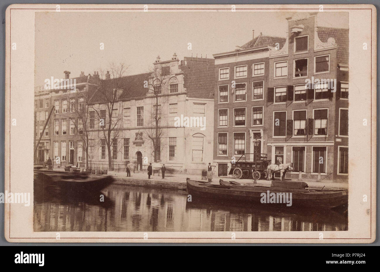 Beschreibung Gezicht op het Singel bij het Stedelijk Gymnasium, Singel 451-457 Links de ingang Van Het derde Klooster, dsub de ingang van het Midden Klooster. Documenttype foto Vervaardiger Reynet de la Rue, P.H.J. Collectie Collectie Stadsarchief Amsterdam: kabinetfoto Datering's 1868 t/m 1883 Geografische naam Singel Inventarissen Http://archief.amsterdam/archief/10005/1484 Afbeeldingsbestand 010005001484 erzeugt mit Dememorixer. 1868 t/m 1883 172 Gezicht op het Singel bij het Stedelijk Gymnasium, Singel 451-457 Stockfoto