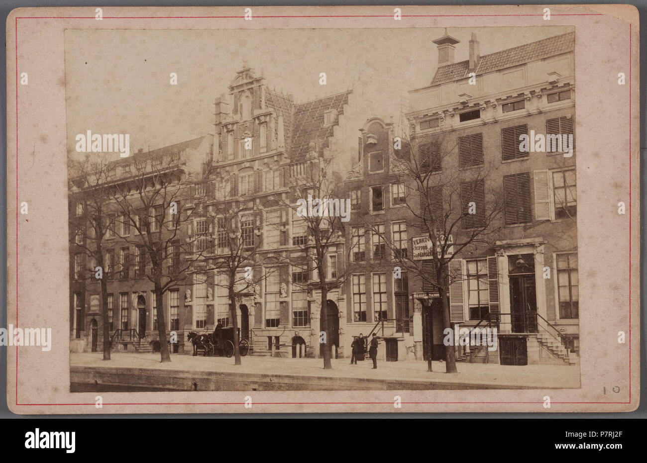 Beschreibung Keizersgracht 121-129 In het Midden Het Huis met de Hoofden, Keizersgracht 123, waarin van 1869 tot 1901 de Openbare Handelsschool gevestigd wurde. Documenttype foto Vervaardiger Reynet de la Rue, P.H.J. Collectie Collectie Stadsarchief Amsterdam: kabinetfoto Datering's 1867 t/m 1883 Geografische naam Keizersgracht Inventarissen Http://archief.amsterdam/archief/10005/327 Afbeeldingsbestand 010005000327 erzeugt mit Dememorixer. 1867 t/m 1883 229 Keizersgracht 121-129 Stockfoto