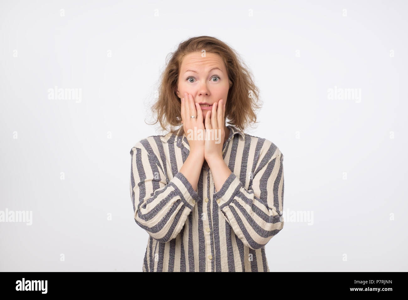 Junge traurige Frau ernst und besorgt, besorgt und nachdenklich. Stockfoto