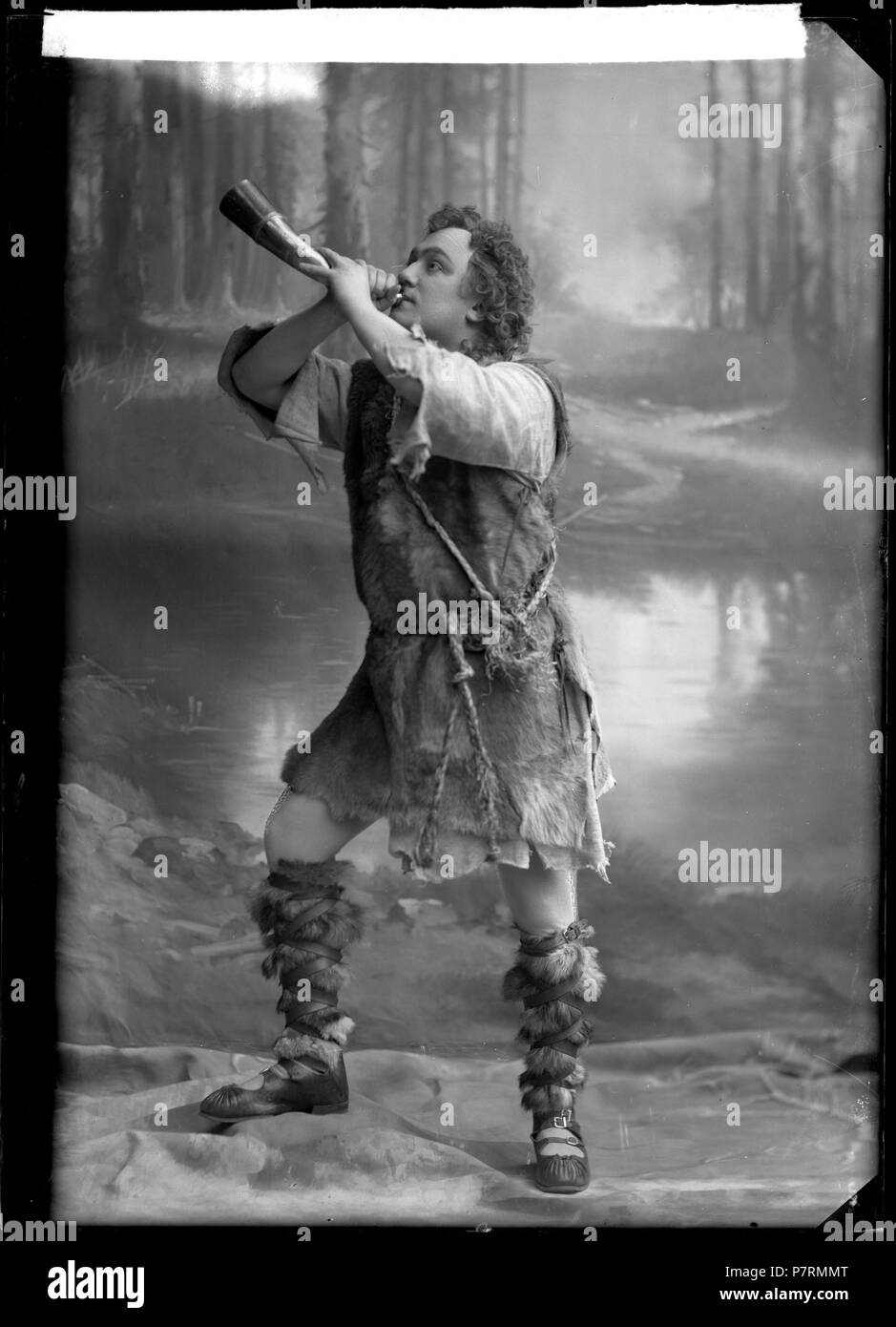 . Bescheidene Menzinsky Kungliga Operan in Sigfrid im Jahr 1906. Englisch: Bescheidene Menzinsky in der Titelrolle von Sigfrid (Siegfried) an der Kungliga Operan 1906. Gescannte Glas negativ. Svenska: Bescheidene Menzinsky ich titelrollen ich Sigfrid (Siegfried), Kungliga Operan 1906. Skannat glasnegativ. 1906 276 bescheidenen Menzinsky in Sigfrid am Kungliga Operan 1906 - SMV-GM037 Stockfoto