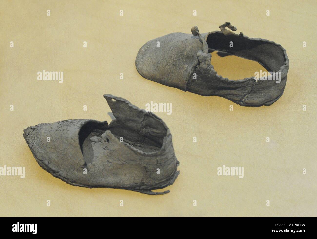 Skandinavische. Mittelalterliche Schuhe für Kinder. Rindsleder. 13.  Jahrhundert. Historisches Museum. Oslo. Norwegen Stockfotografie - Alamy