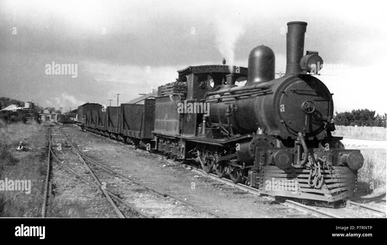 Eine C-Klasse Lok fährt Smithton mit einem Marrawah Straßenbahn Zug. Ich K Winney Foto. Dies könnte C28 (ex-EBR #10 ¹), Smithton für einen langen Zeitraum zugeordnet war und zwischen dem Smithton und Zeehan. Es scheint jedoch, überraschende C 28 mit verlängerter Rauchkammer zu sehen. 1 Februar 1950, 00:00 349 Smithton (31556465276) Stockfoto