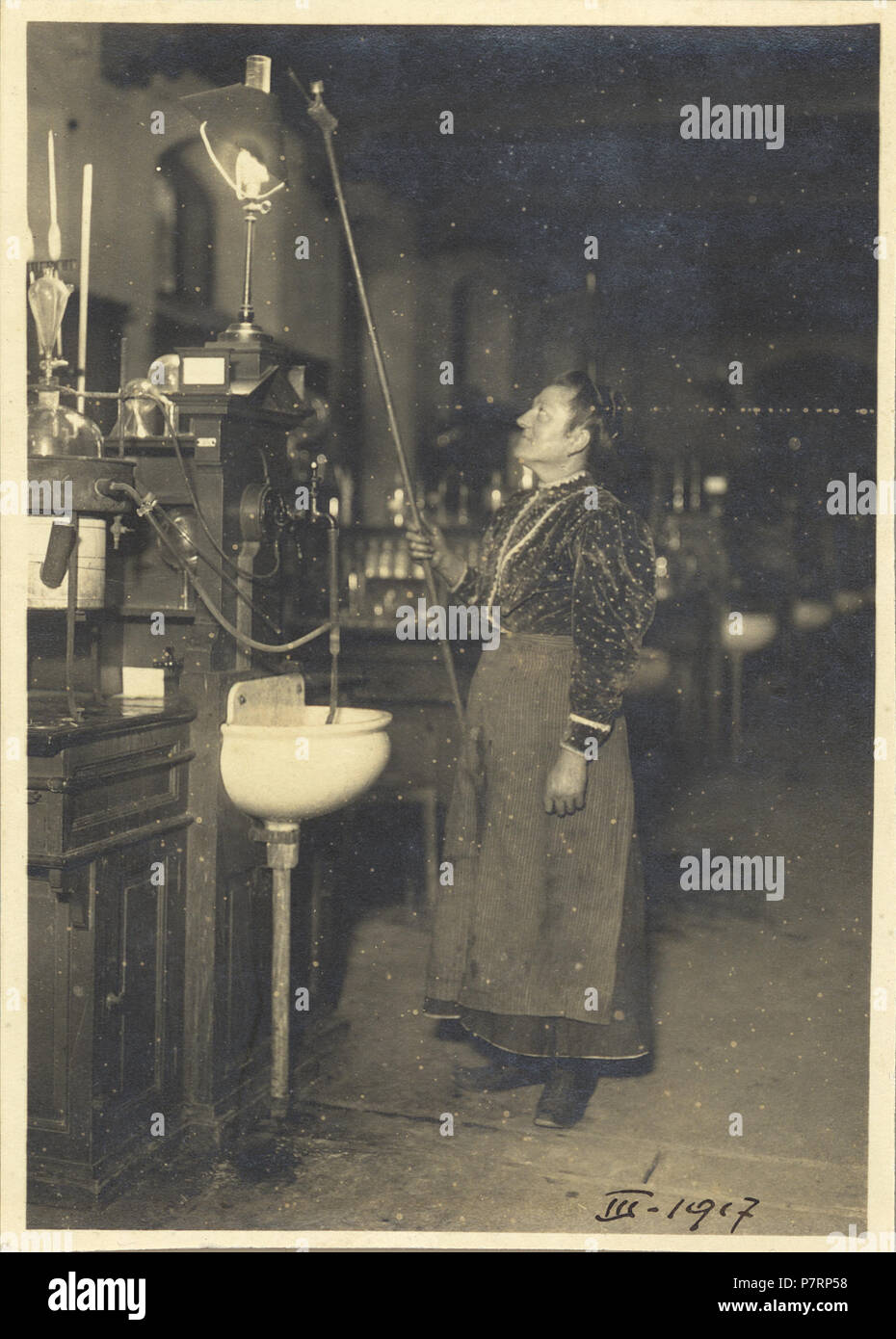 Frau Augsburger, Putzfrau im technischen Labor 151 ETH-BIB-Zürich, ETH Zürich, Chemiegebäude (CAB), Oberes Arbeit (Gröberen Laboratoriumssaal) II Nr. 29 c-Ans-01134 Stockfoto