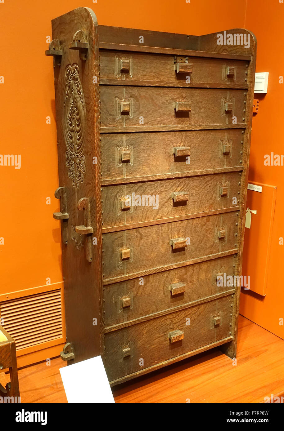 Englisch: Ausstellung in der Princeton University Art Museum, Princeton University, Princeton, New Jersey, USA. 1. Dezember 2016, 16:30:11 90 Chiffonier von Charles Rohlfs, American, 1901, eiche - Princeton University Art Museum - DSC 06930 Stockfoto