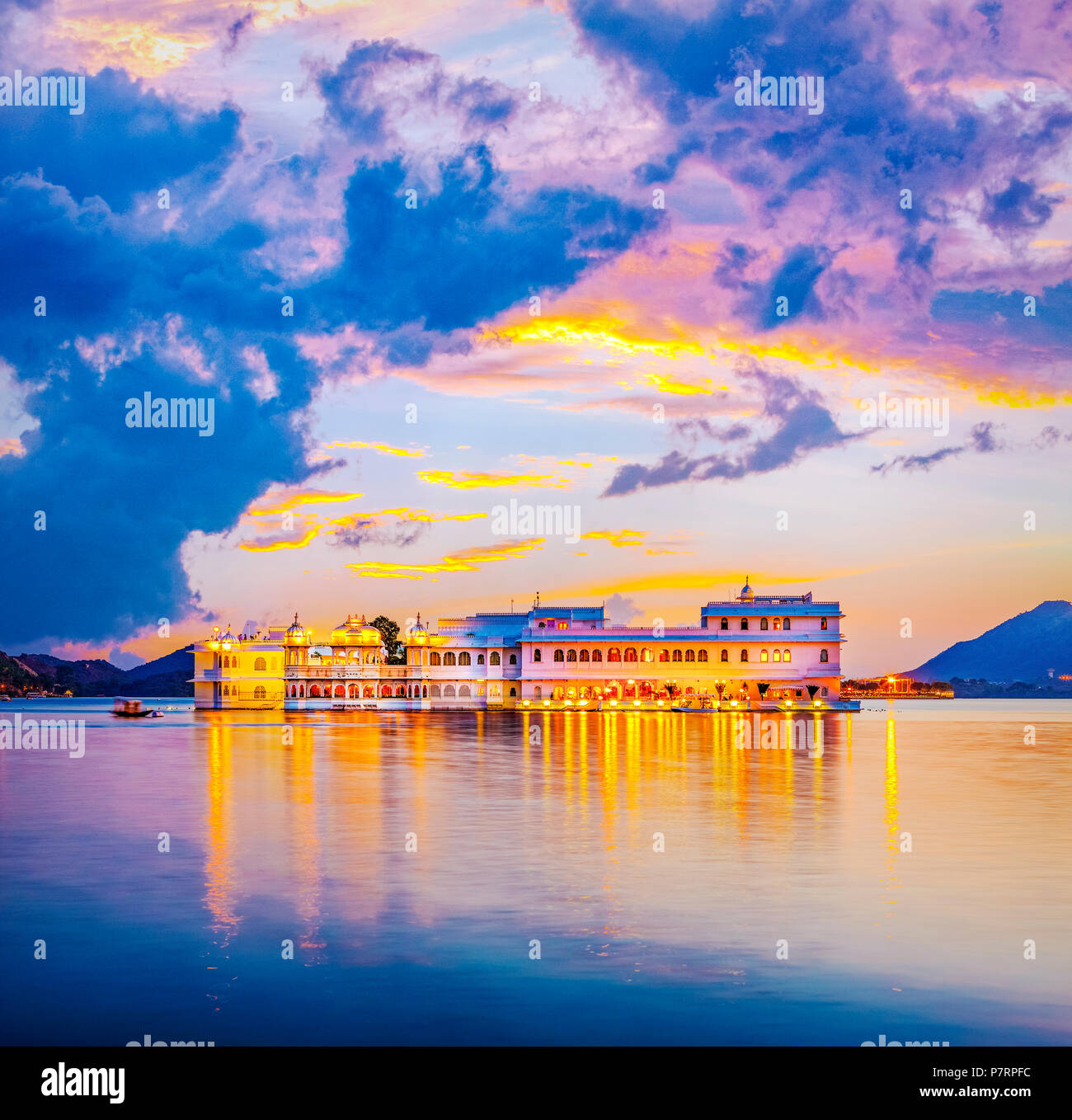 Taj Lake Palace auf dem Pichola-see in Udaipur, Rajasthan, Indien Stockfoto