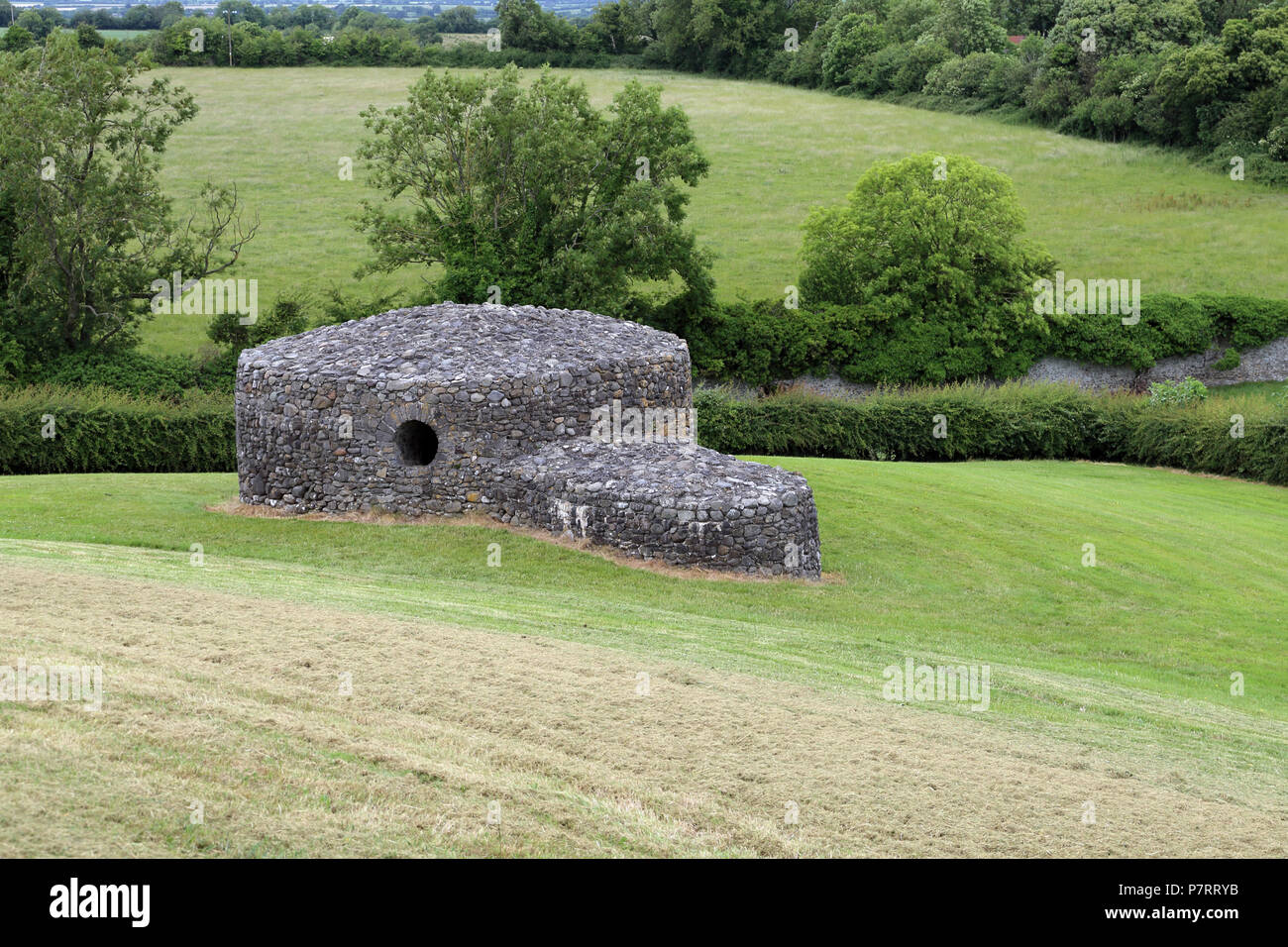 Newgrange ist ein Prähistorisches Denkmal in der Grafschaft Meath, Irland, es war während der Jungsteinzeit gebaut, um 3200 v. Chr. und ist damit älter als Stonehe Stockfoto