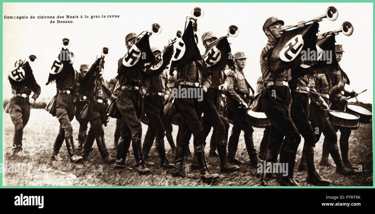 Desfile de una Compañía de cornetas Nazi de los Actos de inauguración del Primer Campo de concentración en Dachau para deportación de judíos. Interieur de la Revista VU, editada en París, marzo de 1933. Stockfoto