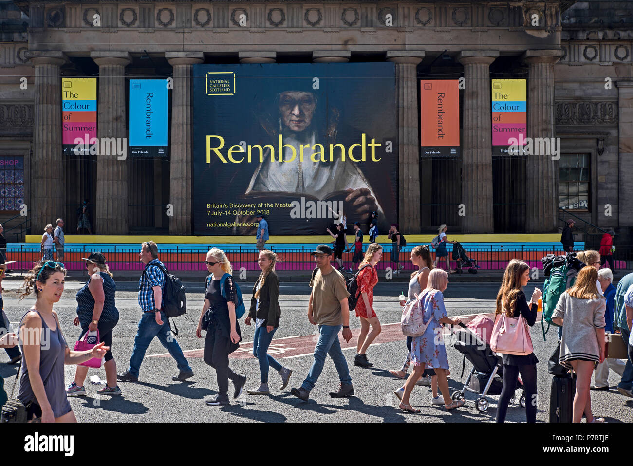 Fußgänger auf der Princes Street zu Fuß durch die schottische Nationalgalerie Werbung die Ausstellung - Rembrandt, Britain's Entdeckung der Master. Stockfoto