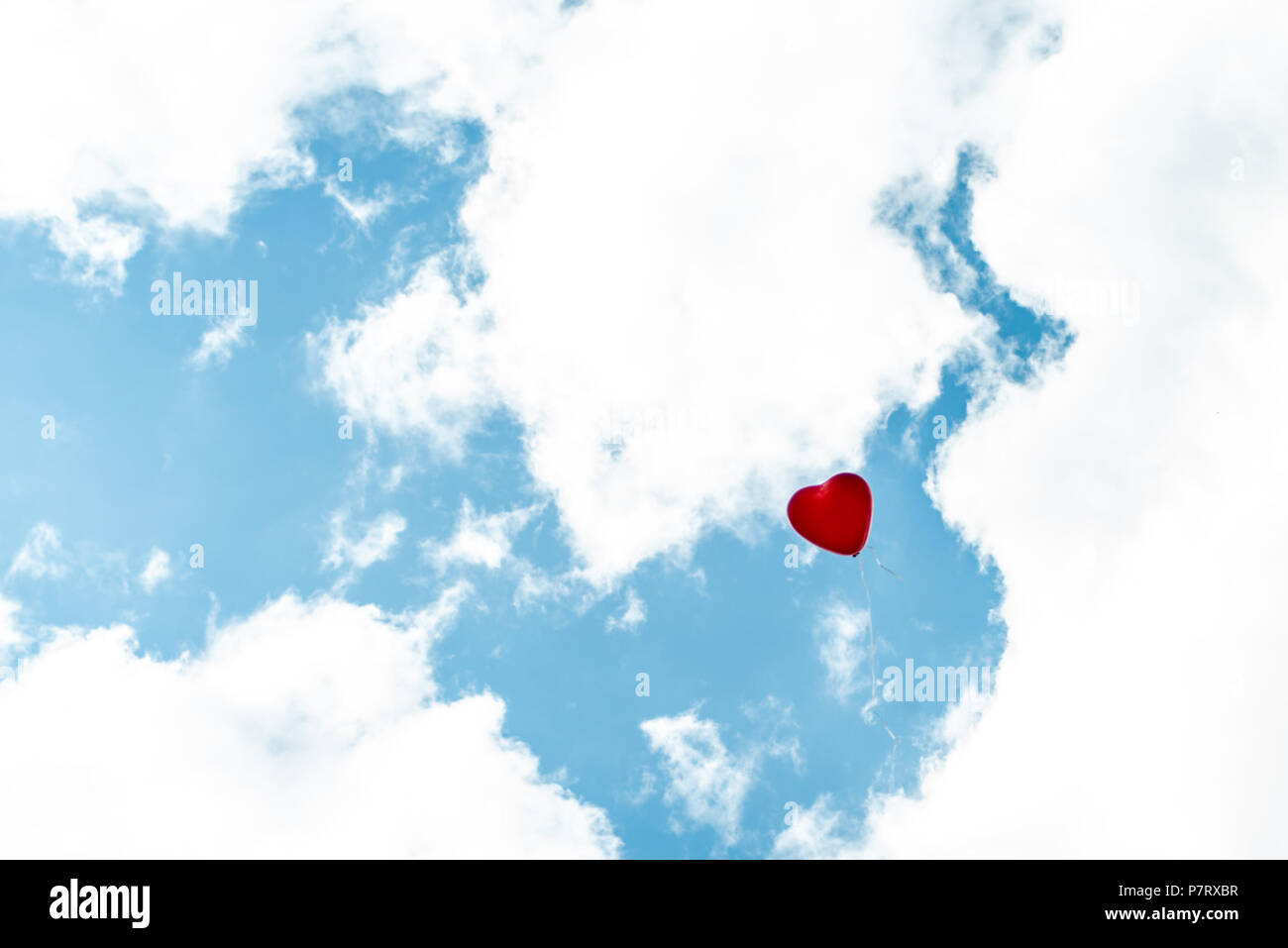 Herz Ballon mit bunten Weiß und Rot auf blauem Himmel Konzept der Liebe im Sommer und Valentinstag, Hochzeit Flitterwochen Stockfoto