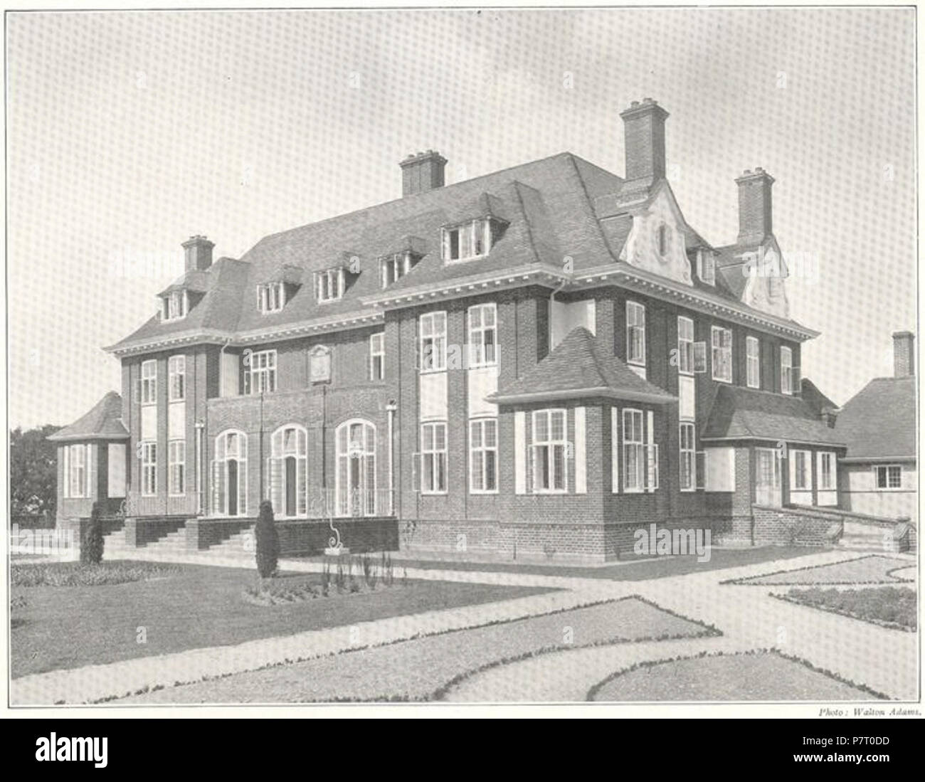 Englisch: arborfield Court, Arborfield. Der Garten vorne. 1900-1909. : Haus von Fairfax B. Wade, London entwickelt. Foto: Walton Adams, Lesen. Von der "Architectural Review", 1908. Dies ist ein Foto von denkmalgeschützten Gebäude Nummer 1118123. . Zwischen 1900 und 1909 25 Arborfield Court, 1900-1909 Stockfoto