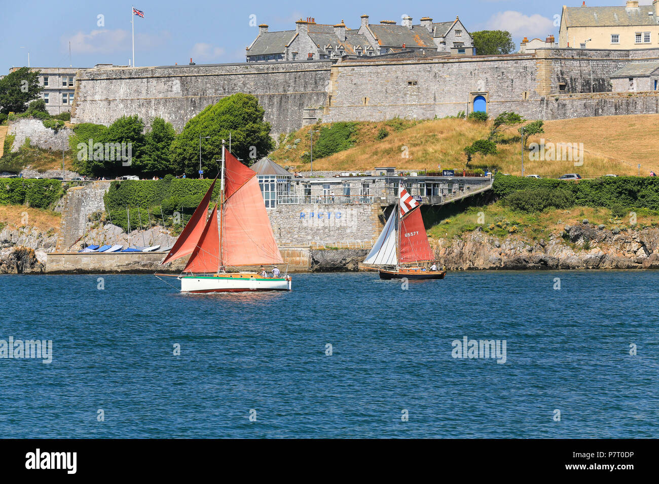 Klassische Yachten segeln's Vergangenheit Smeaton Tower, Plymouth Hoe, England, Großbritannien Stockfoto